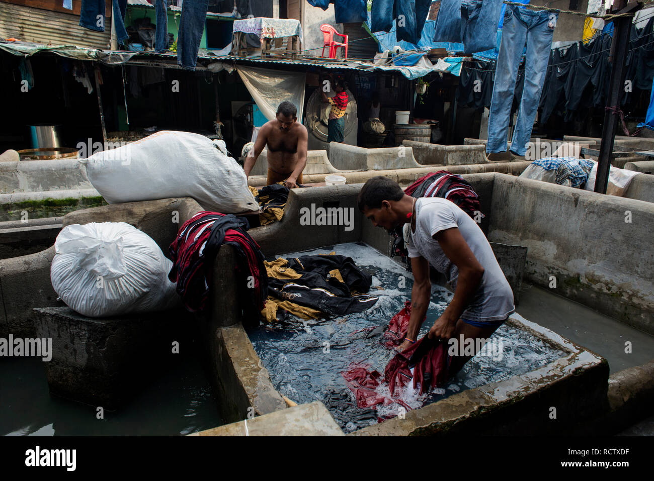 Washermen sind bei der Arbeit in einem Waschsalon in Mumbai. Stockfoto