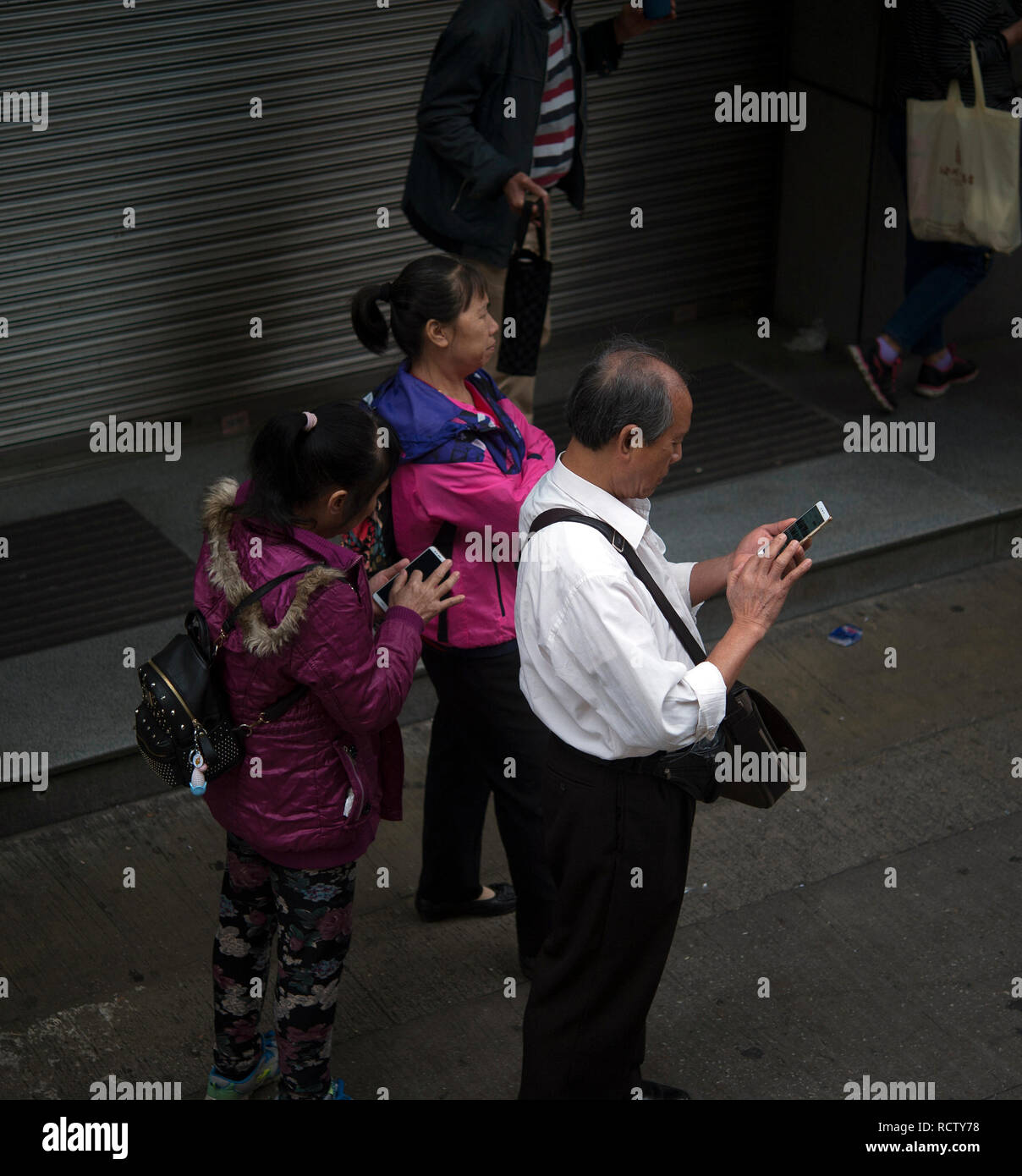 Chinesische Käufer auf ihren Mobiltelefonen, Hongkong, China, Südostasien Stockfoto