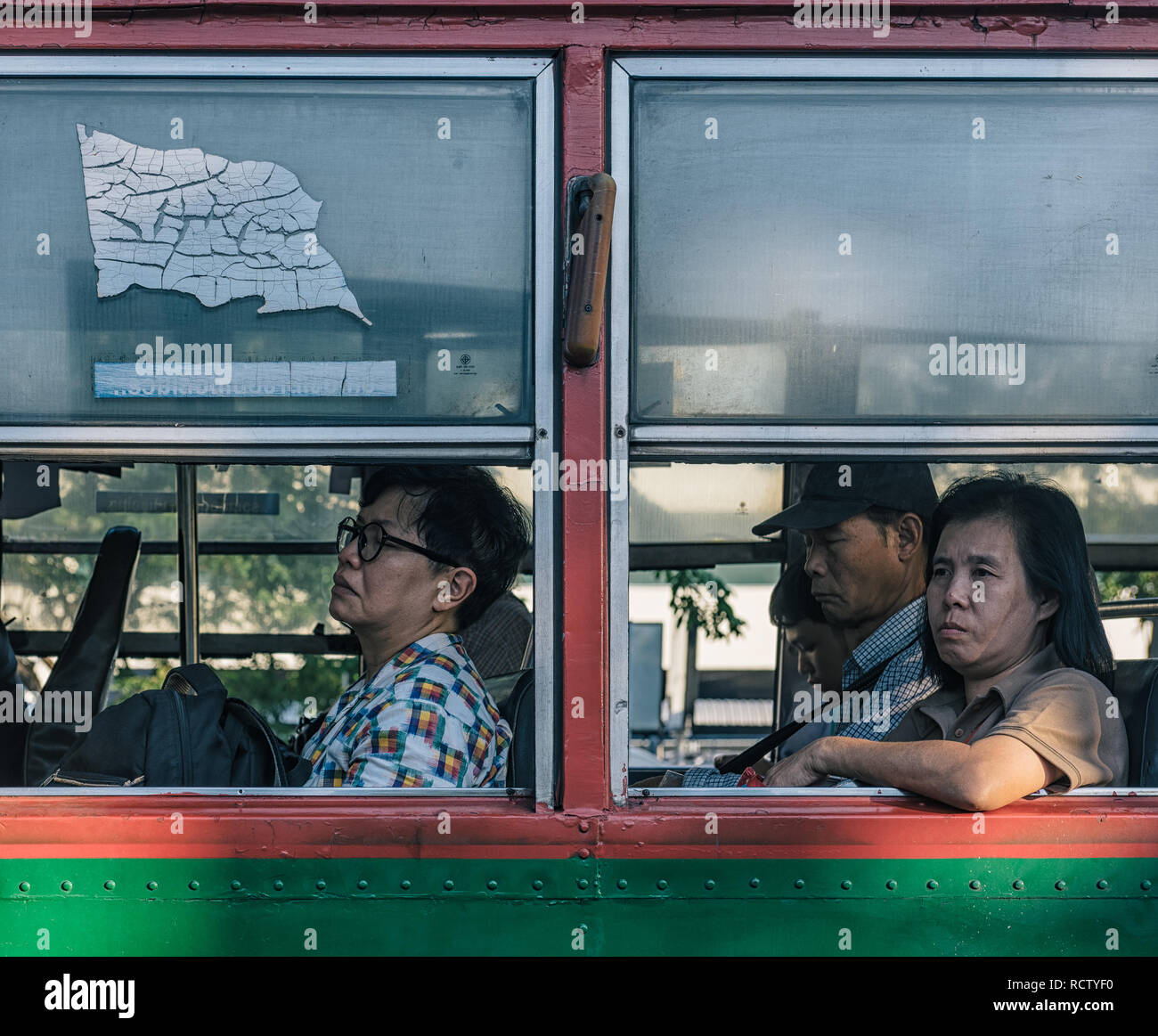 Asien; Bangkok; Fenster; Bus; Thailand; Frau; Frau; Stadt; Menschen; Tourist; Reisen; Urban; bunt; Grün; Mann; modern; Rot; Straße; Verkehr; Transpo Stockfoto