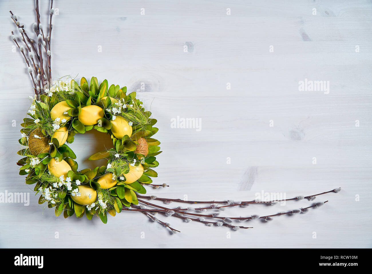 Schöne Ostern Dekoration mit Eiern und Palmkätzchen auf einem weißen Tisch Stockfoto