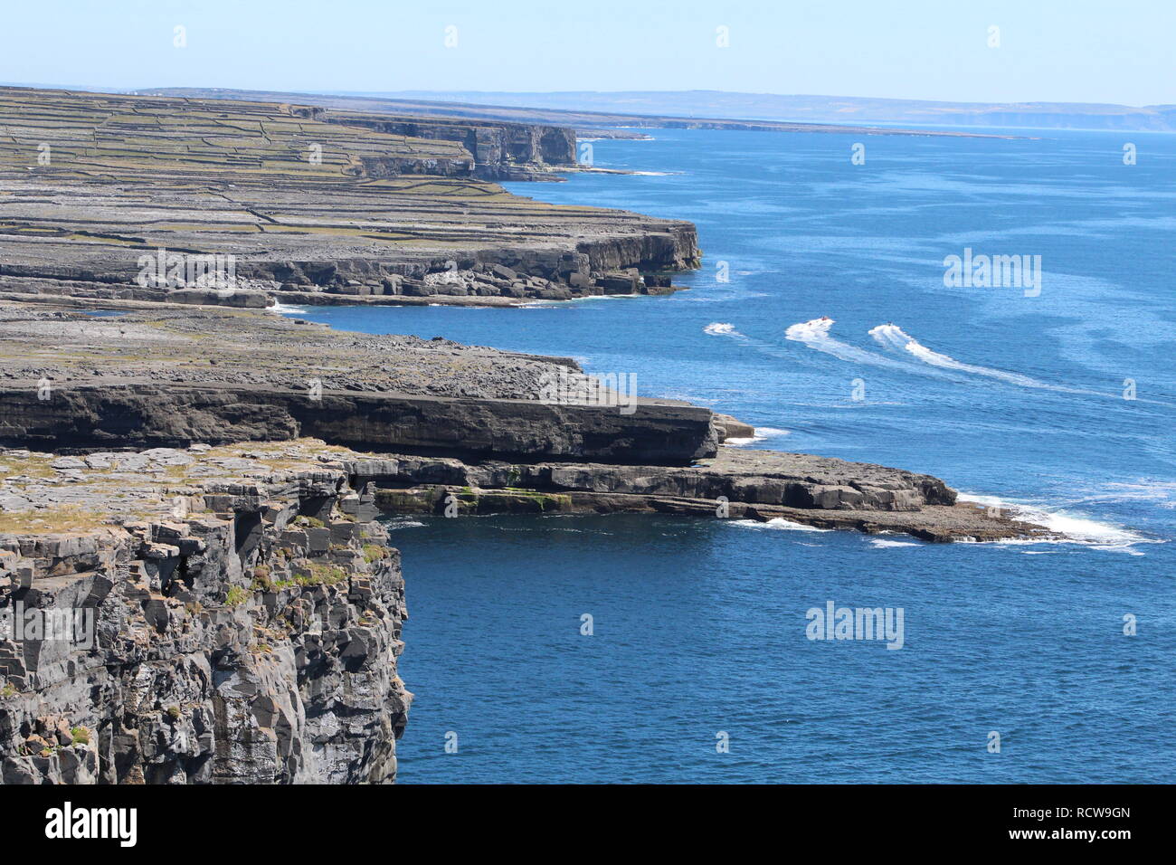 Klippen unten Dun Aonghasa auf Inis MOR, Irland Stockfoto