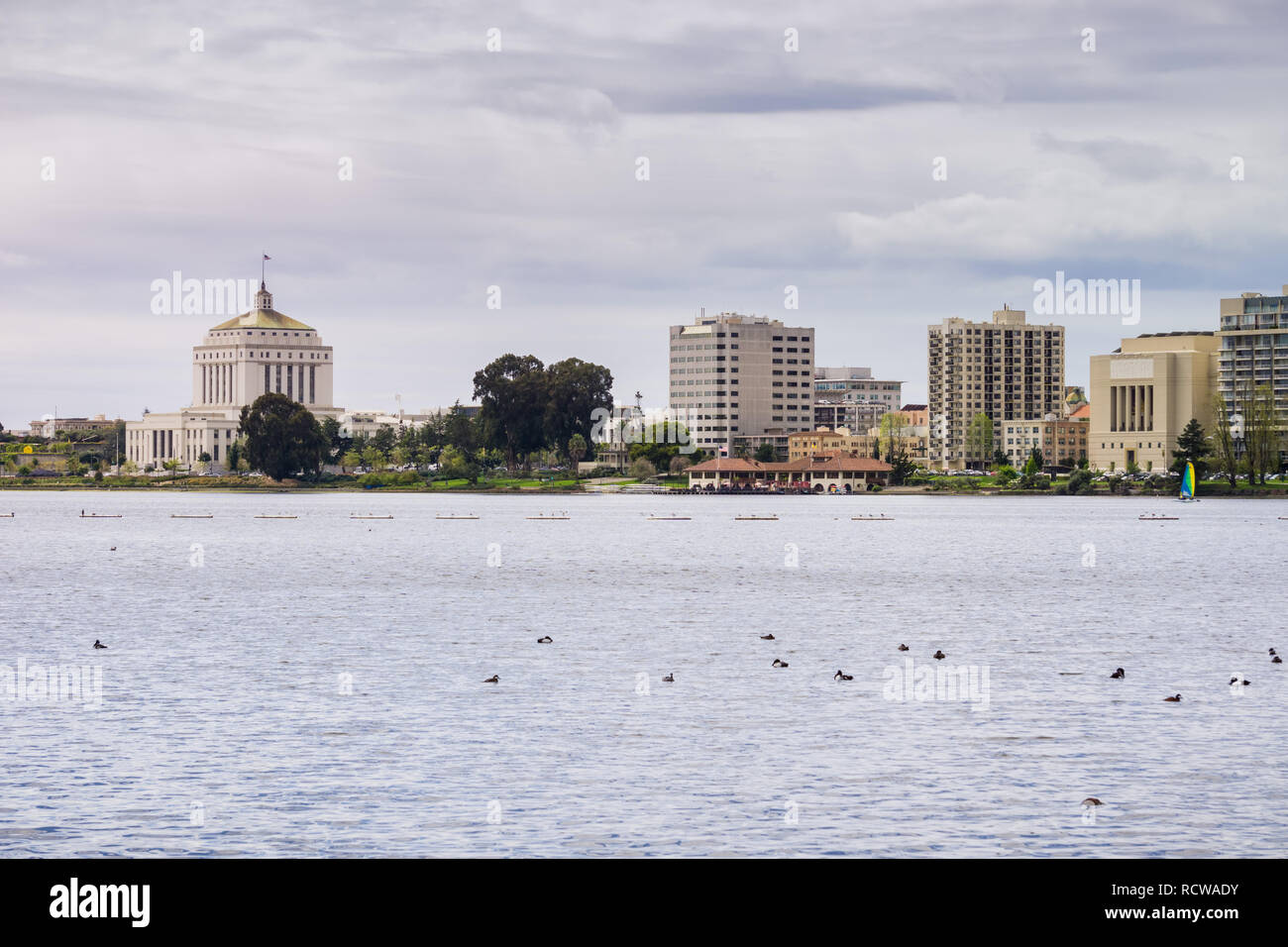 Downtown Oakland ab über den Lake Merritt an einem bewölkten Frühling gesehen, San Francisco Bay Area, Kalifornien Stockfoto