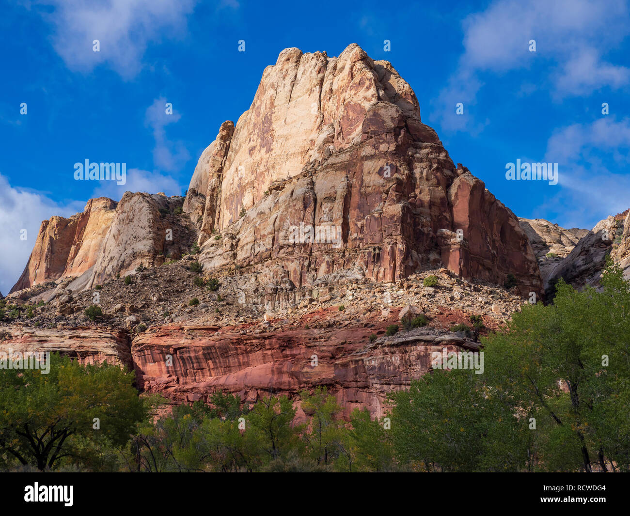 Formationen in der Nähe des östlichen Eingangs zum Capitol Reef National Park, Utah. Stockfoto