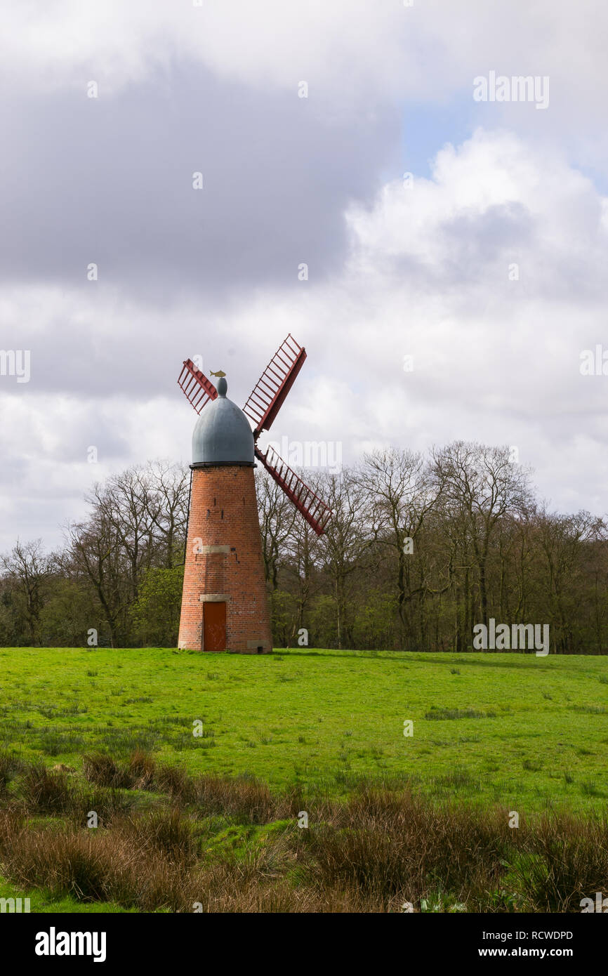 Die letzten verbleibenden vintage Windmühle in der Greater Manchester Bereich wie der Regen fließt nach links. Haigh, Wigan, Nordwesten Englands. Stockfoto