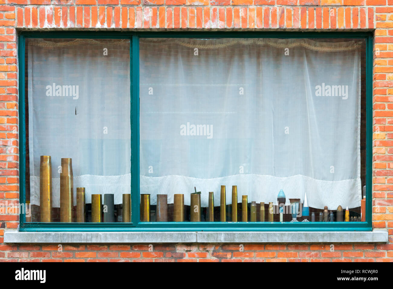 Ein Fenster voller leerer Gehäuse am Maschinengewehr Museum in Belgien Stockfoto