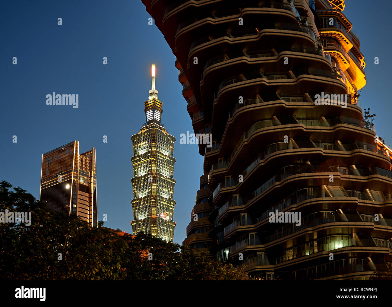 Am Abend Blick auf Gebäude in der Innenstadt, in der Nähe Blick auf die berühmten Wolkenkratzer und umweltfreundliche Haus. Smart City Konzept Stockfoto