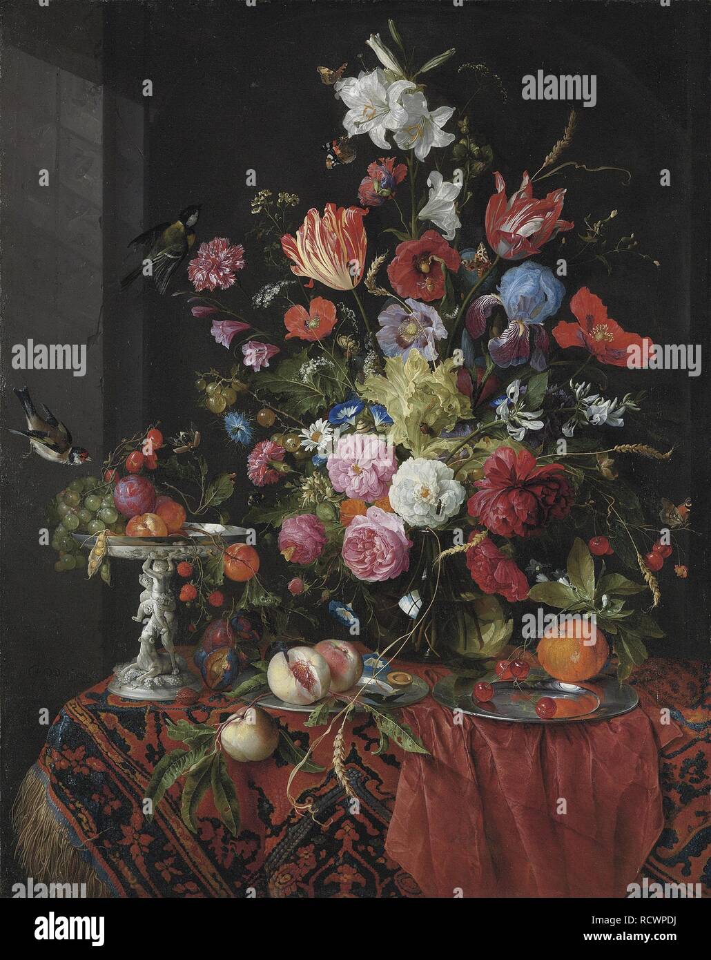 Blumen in einer Glasvase auf einem Tisch drapiert, mit einem silbernen Tazza, Obst, Insekten und Vögel. Museum: private Sammlung. Autor: HEEM, Jan Davidsz DE. Stockfoto