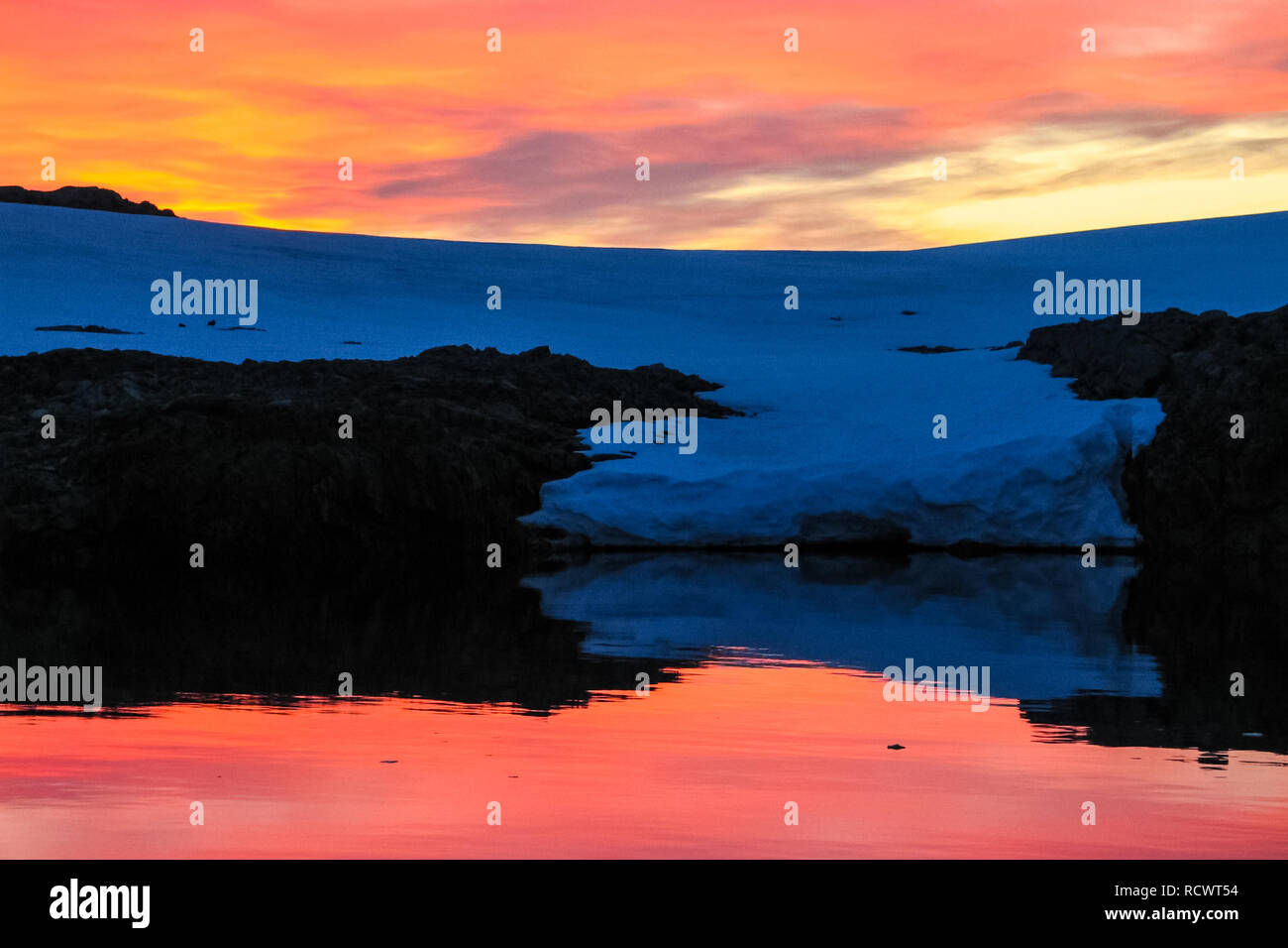 Antarktis Sonnenuntergänge in der Antarktis. Landschaft der Antarktis, in der Nähe des Meeres. Stockfoto