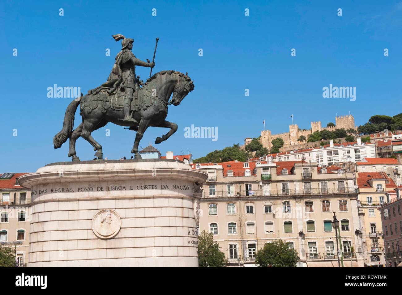Reiterstandbild von König João I an der Praca da Figueira und Castelo de Sao Jorge, Baixa, Lissabon, Portugal, Europa Stockfoto