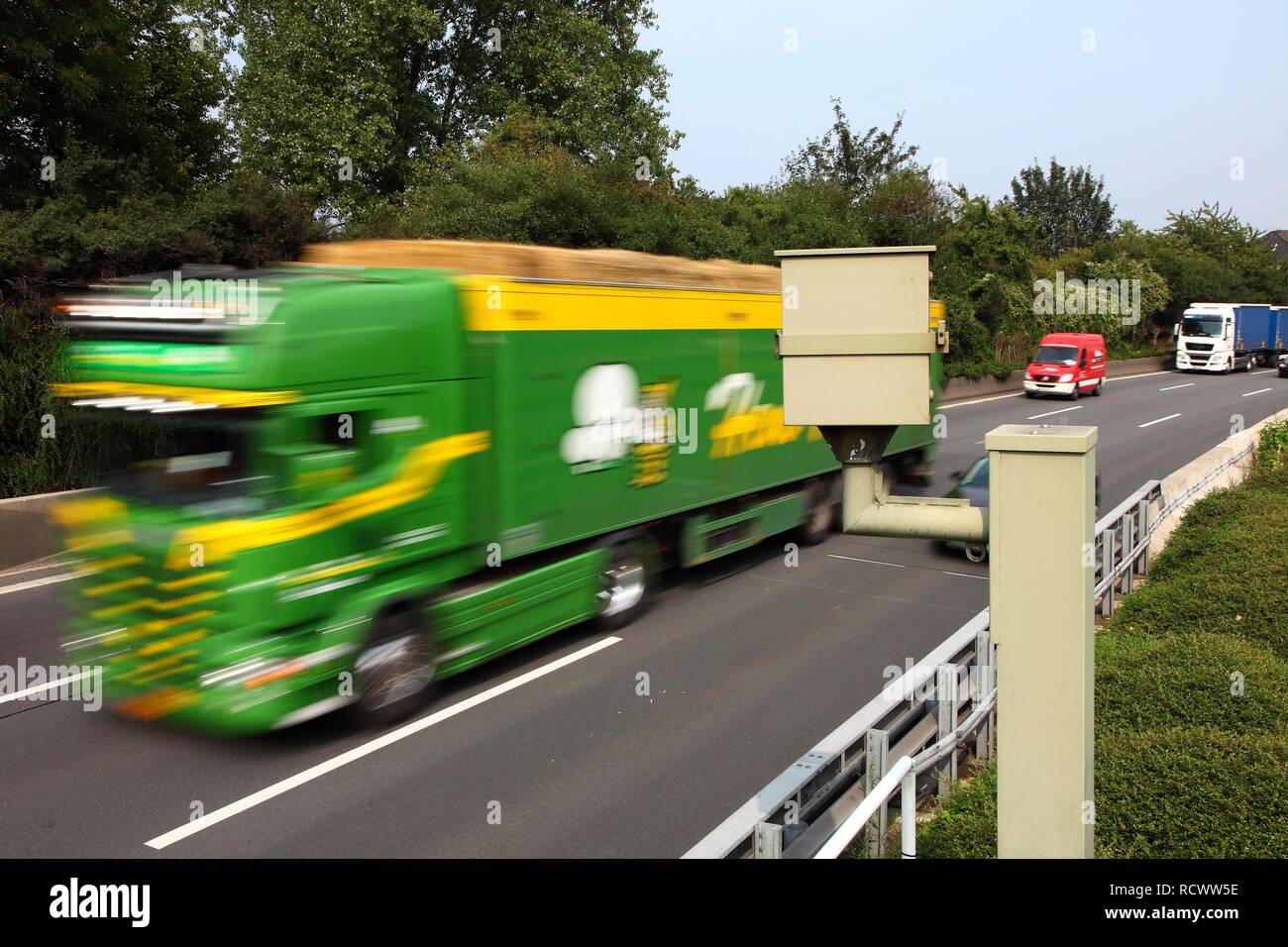 Radar geregelte Drehzahl Überwachung mit einer Geschwindigkeit Kamera, auf der Autobahn A40, Ruhrschnellweg, in einem 100 Kilometer pro Stockfoto