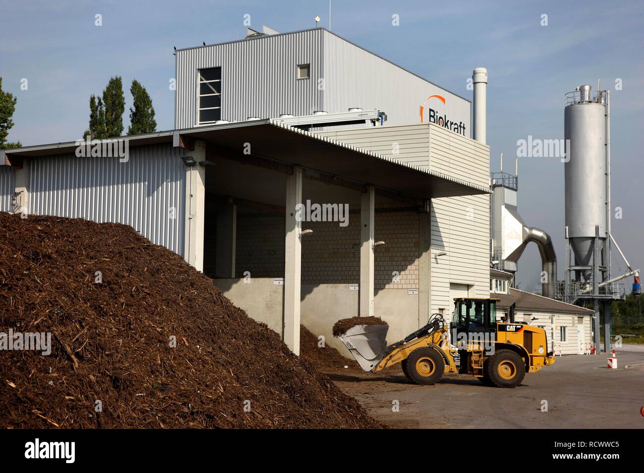 Der Bunker, von hier aus die Holzschnitzel transportiert werden, sind mit dem Kessel der Biomasse KWK-Anlage, eine kombinierte Wärme- und Stromerzeugung Stockfoto