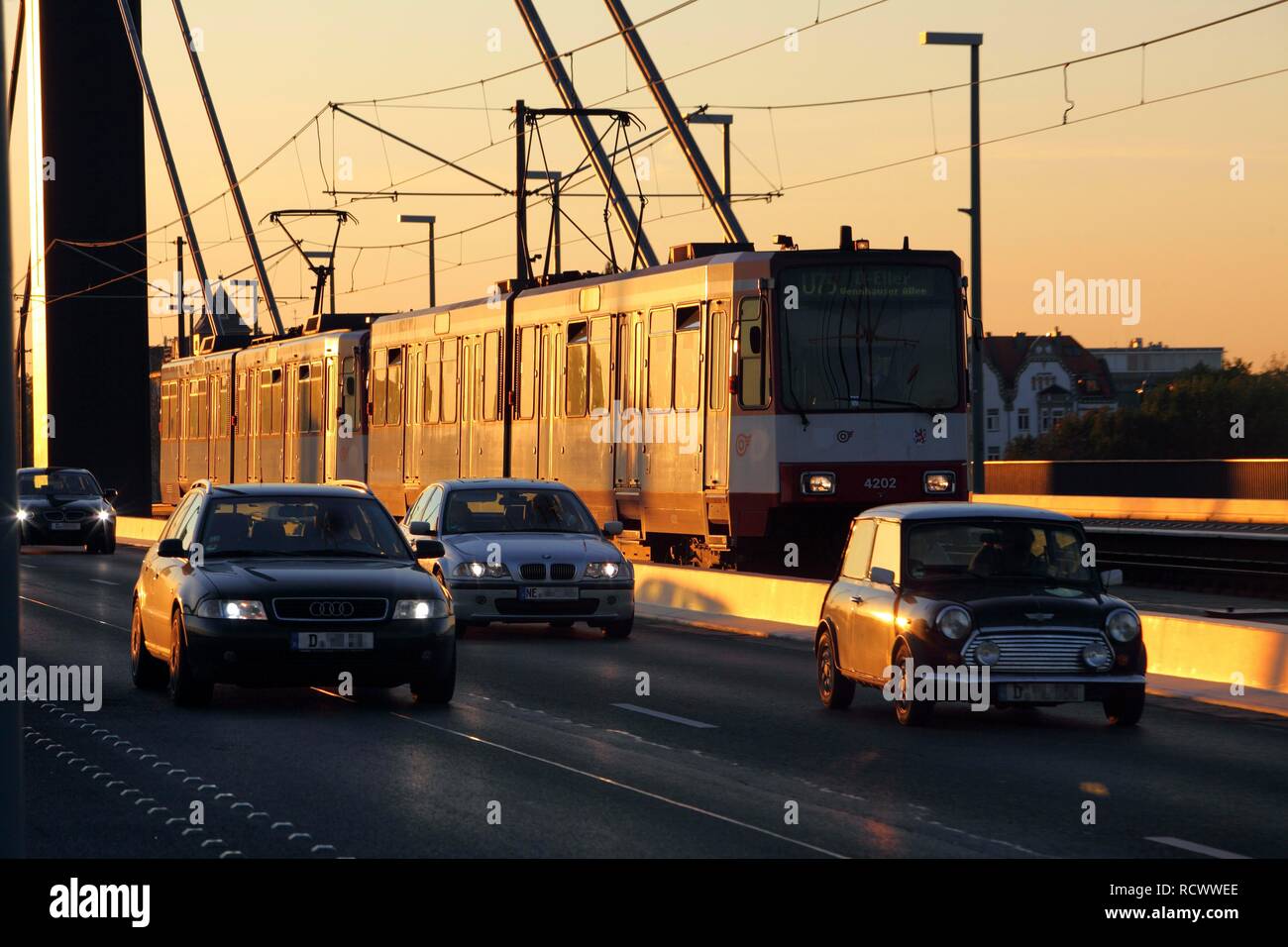 Öffentliche Verkehrsmittel und private Fahrzeuge, Straßenbahn und Autos, die auf dem Rheinkniebruecke Brücke über den Rhein, Düsseldorf Stockfoto