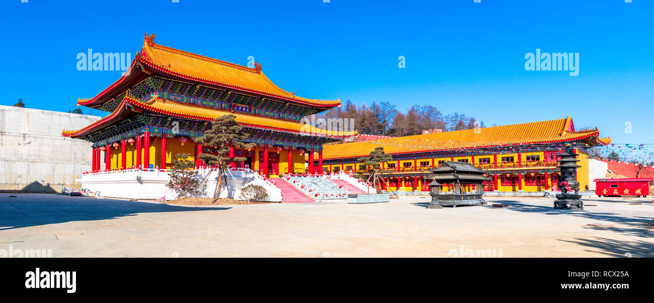 Architektonische Erscheinungsbild der Lingbao Tempel in Hunchun, China, in der nördlichen Provinz Jilin. Stockfoto