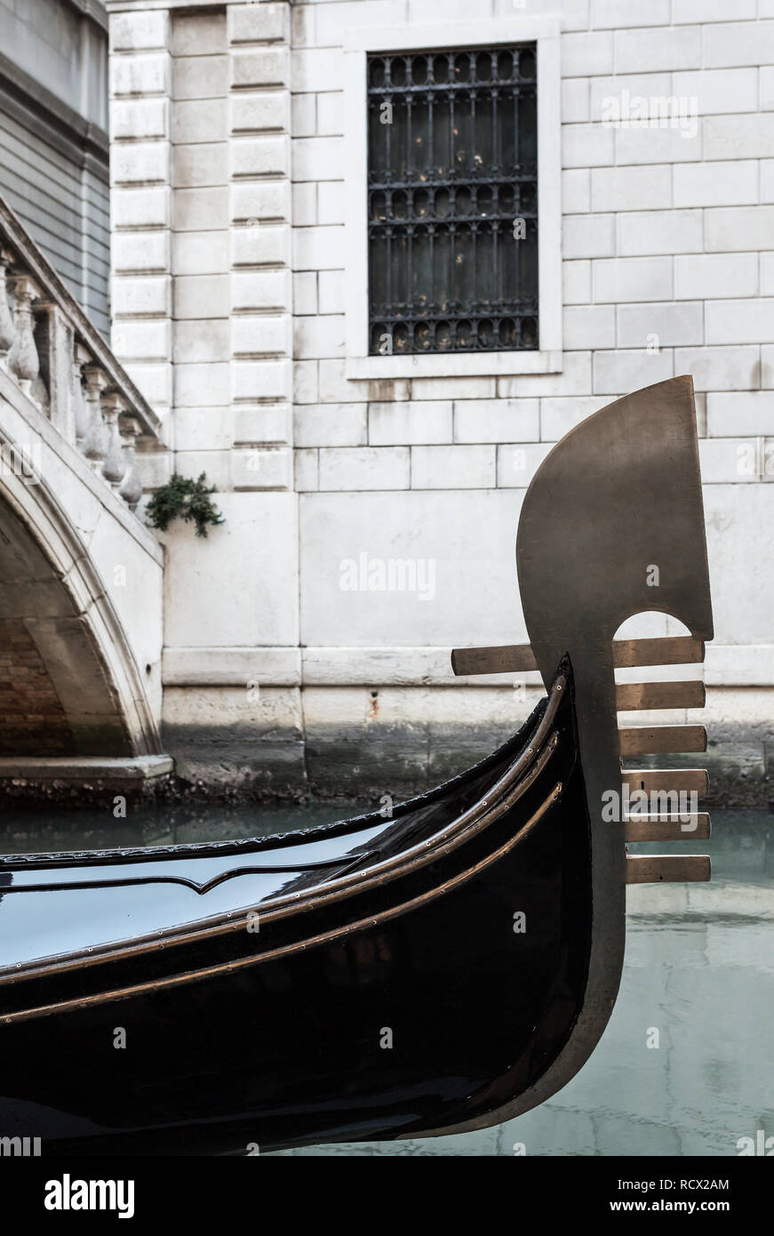 Nahaufnahme einer venezianischen Gondel Metall Design bei der Bug in Venedig, Italien Stockfoto