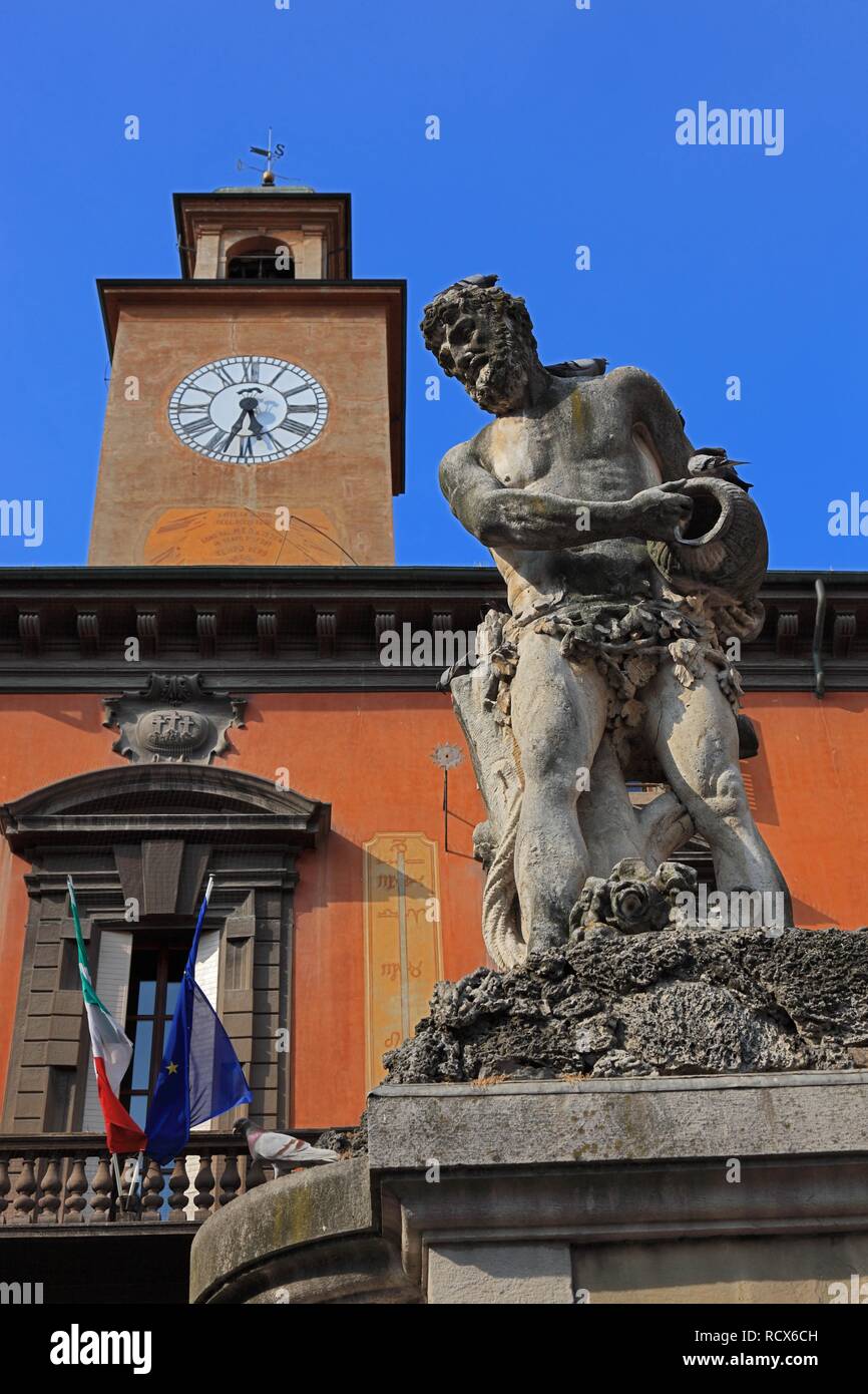 Statue von Crostolo, Piazza Prampolini, Palazzo del Monte di Pietà, Reggio Emilia, Emilia Romagna, Italien, Europa Stockfoto