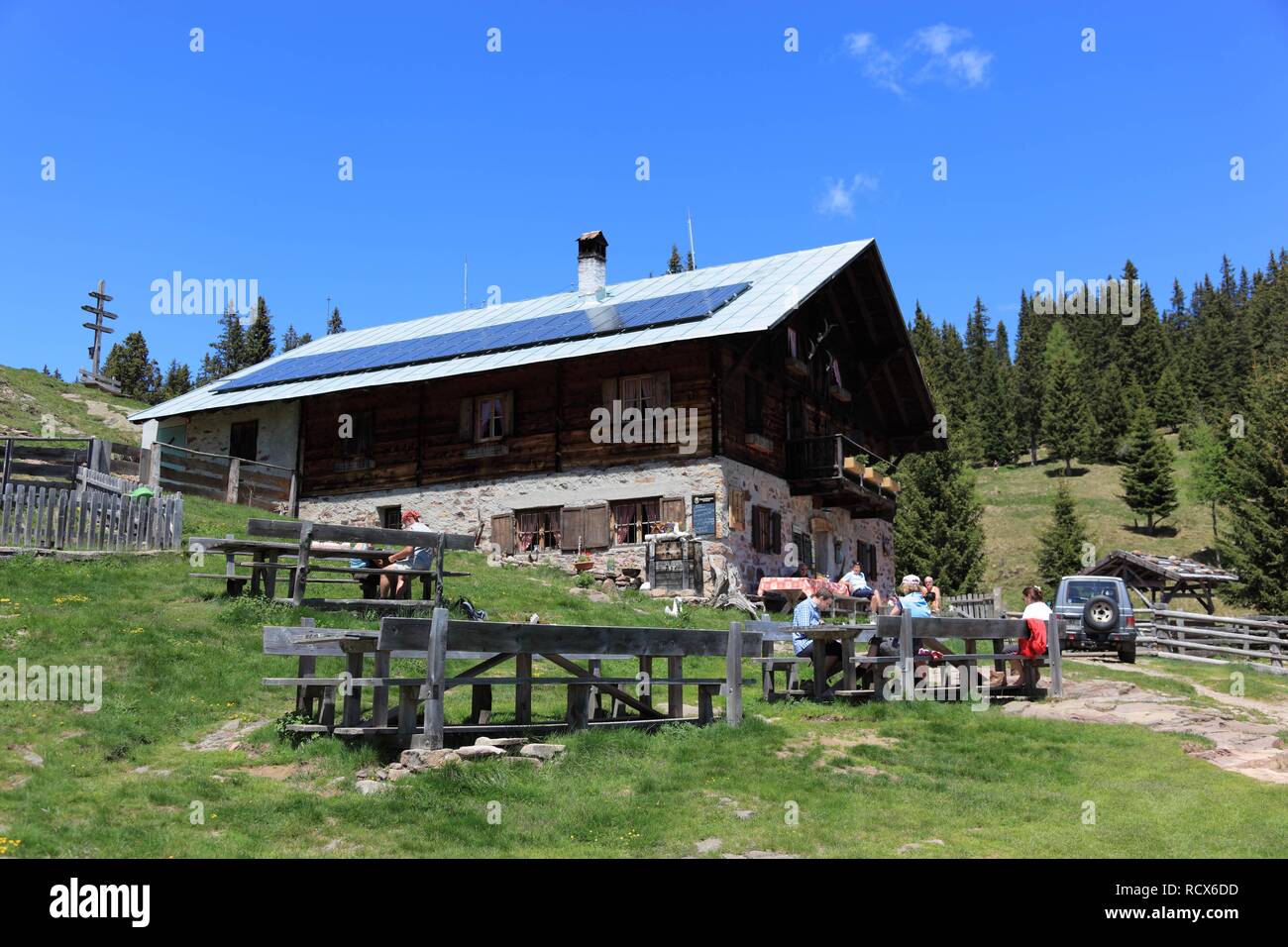 Hütte auf dem Kirchsteiger Alm Alm in der Nähe von Meran, Südtirol, Italien, Europa Stockfoto