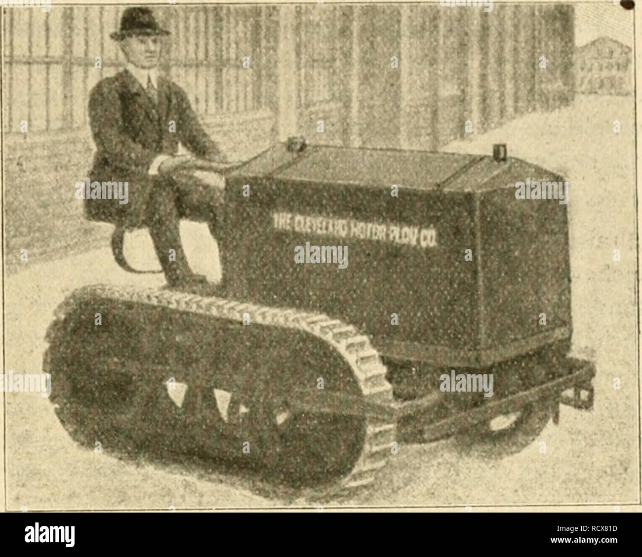 . Der Tropenpflanzer; Zeitschrift fr tropische Landwirtschaft. Tropische Pflanzen, Tropische Nutzpflanzen. - 331 -. Mütur Ijcliiulcii sich Ihcunstoll-und Ölbchiiller. Eine senkrechte Ringsteuerung und sehnig / hinten gelehnter P'iihrersitz nehmen nur sehr wenig Platz hinter dem Motor in Ans [) Ruch. Der ganze Schlepper kommt in etwa 4000 M. zu stehen, ist aber Gleich-wohl leistungsfähig genug, tun einen Dreischarpflug zu schleppen. Die eigentliche chemnitzer tlcr Maschine erfolgt ähnlich wie bei den Vielgenannten,. die Tanks - durch verschiedenartigen Antrieb der Nummern-oper Kaupen-triebe. Dabei kann der S Stockfoto