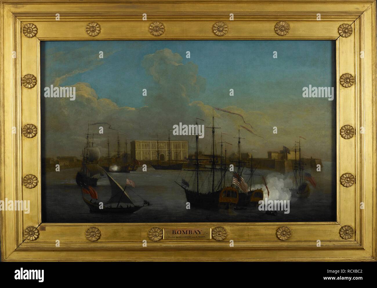 Bombay, c 1731 In der Mitte des Bildes ist ein großes weißes Gebäude, mit einer hohen Gateway durch ein Wappen überwunden; das scheint â € "werden die bunder oder Unternehmens € ™ s Warehousesâ €™ in Groseâ € ™ s Karte (ca. 1760). Vor, eine Pier Projekte in den Hafen. Auf der rechten Seite steht das Schloss, mit der Union Jack floating von Flagstaff Bastion; auf der linken Seite sind eine Reihe von Lagerhäusern. Der Vordergrund wird durch Versand besetzt; ein großes Boot mit einem dreieckigen Segel, fliegt die Gesellschaft € ™ s Farben, eine Fahne, die von horizontalen Balken abwechselnd roten und weißen gekreuzt. c 1731. Öl Malerei. 32 von 52 Plug-Ins Stockfoto
