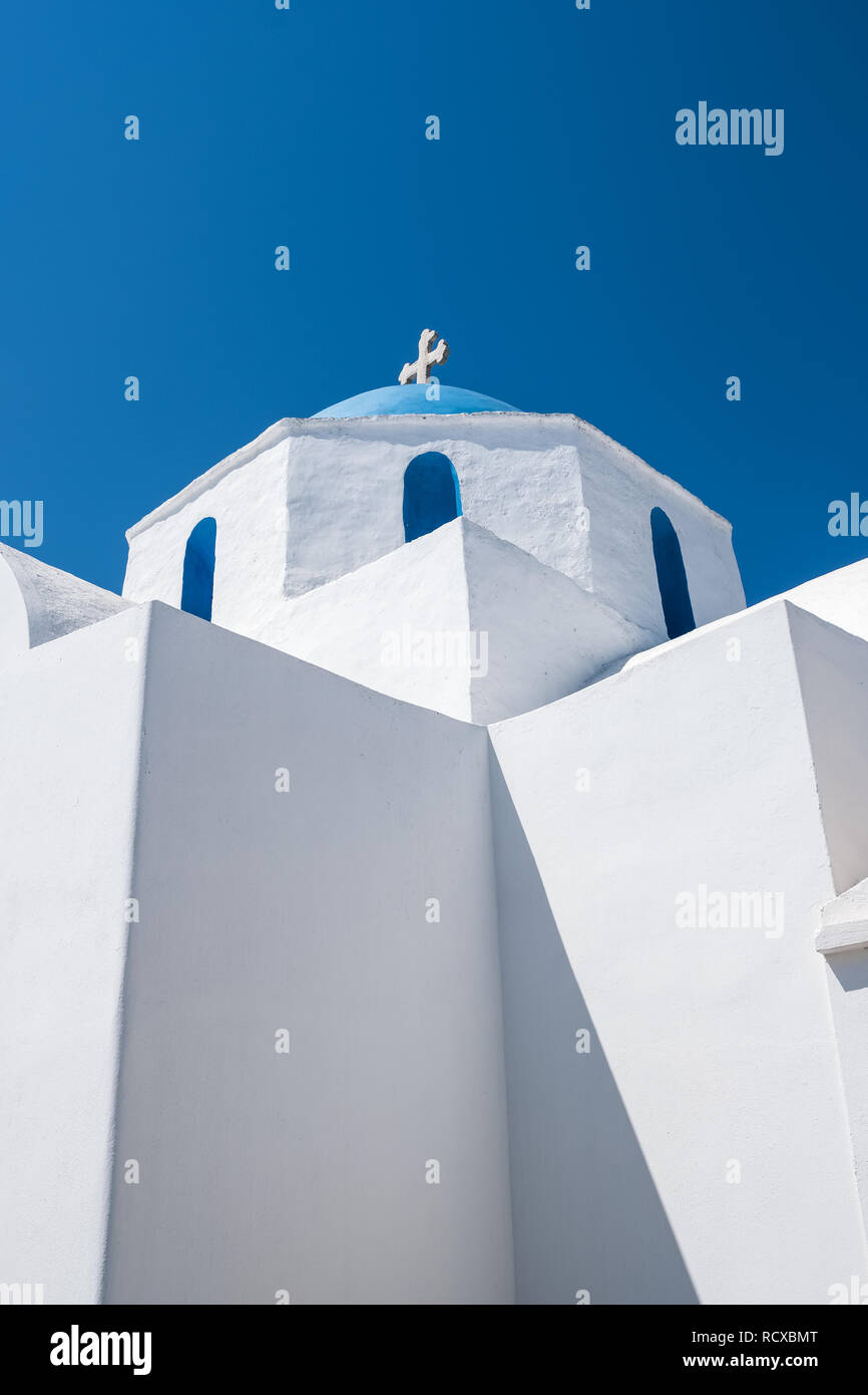 Kykladen griechisch-orthodoxen Kirche auf der Insel Paros, Griechenland. Weißes Kreuz gegen den blauen Himmel Stockfoto