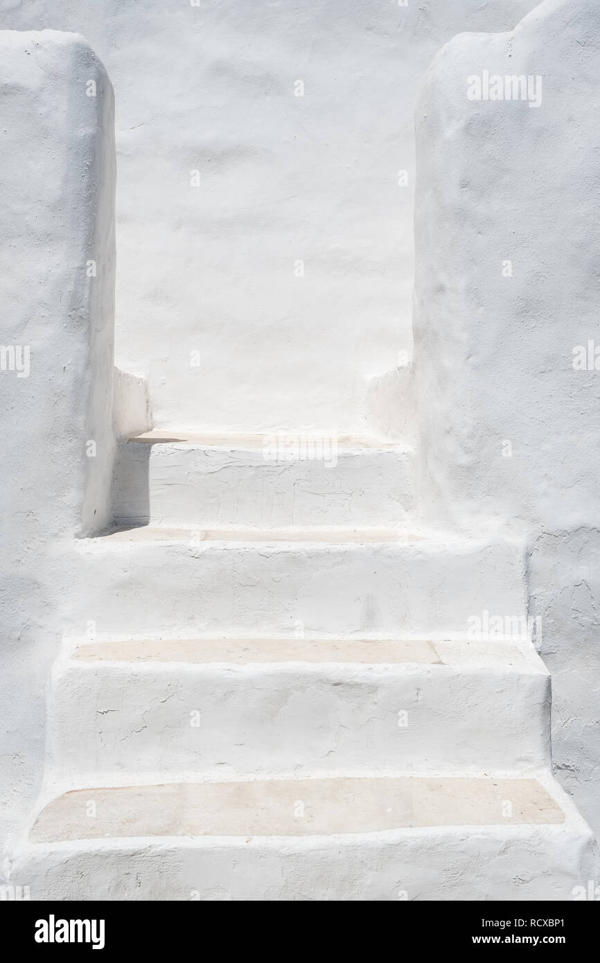 Weiß lackierte Treppe im traditionellen kykladischen Architektur Stil, Insel Paros, Kykladen, Griechenland. Abstrakte Architektur Hintergrund Stockfoto