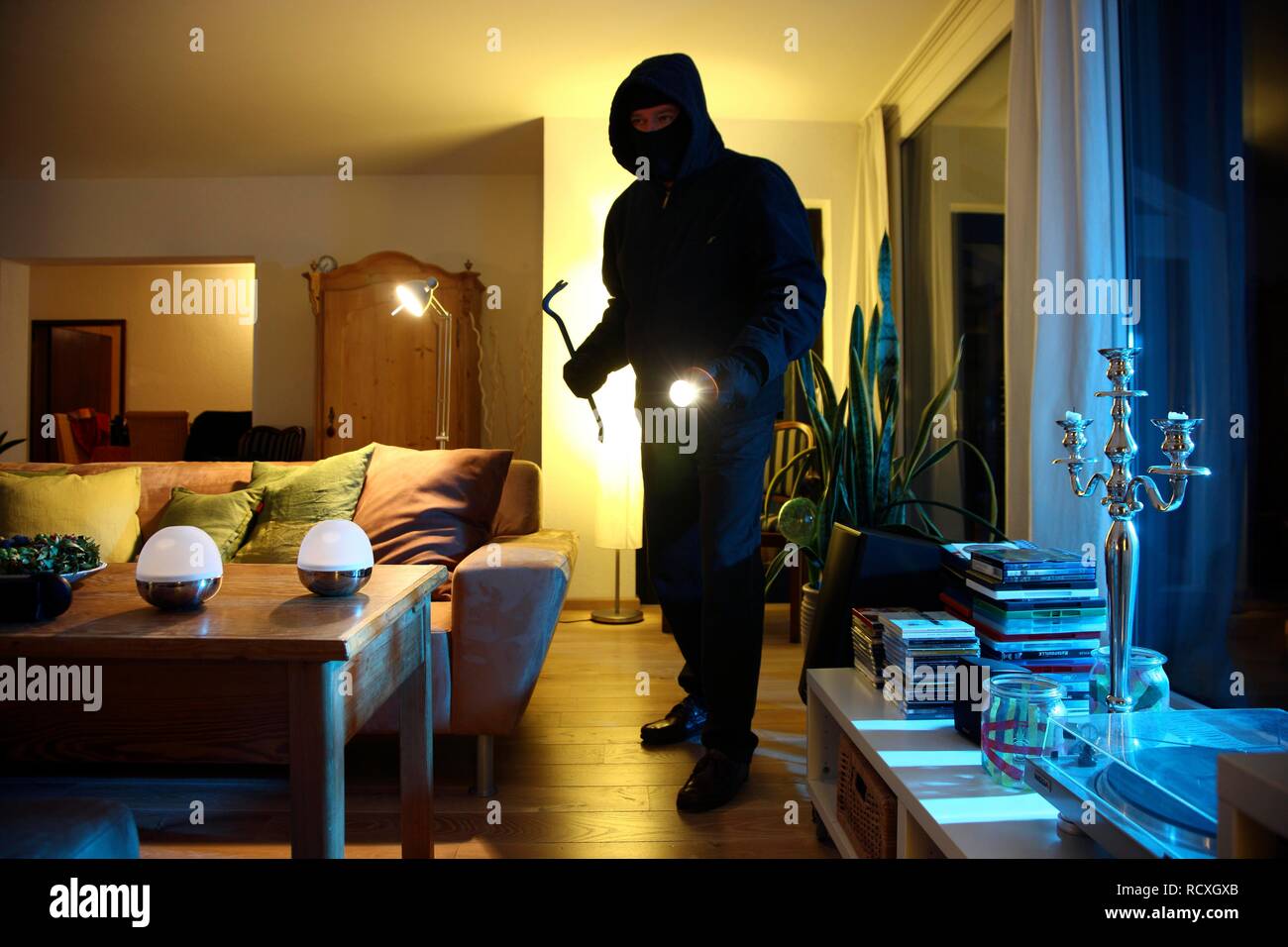 Einbrecher in Wohnung, sucht die Zimmer für Wertsachen, symbolische Bild für wohnungseinbruch Stockfoto