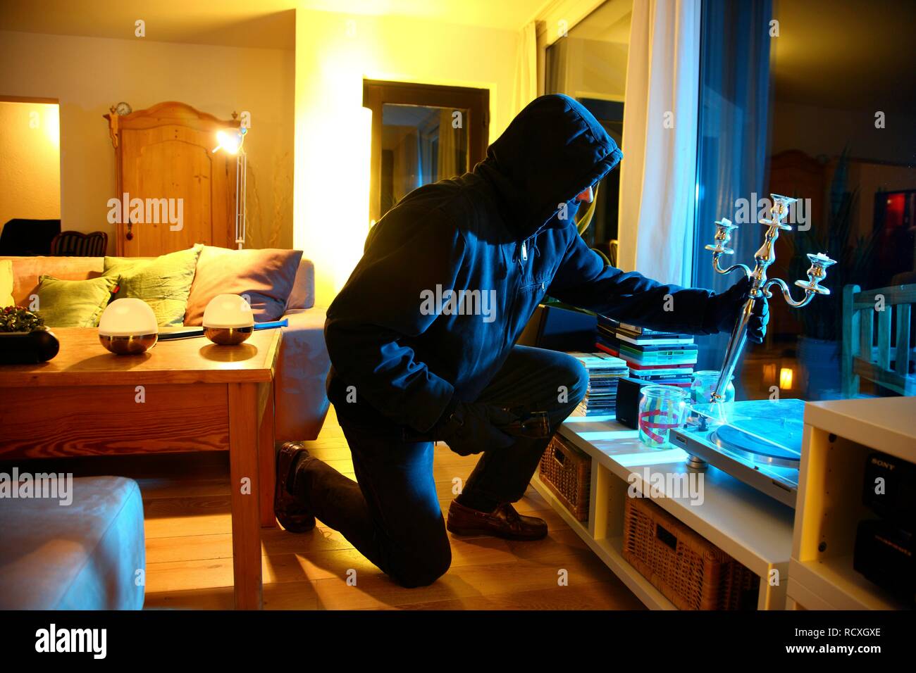 Einbrecher in Wohnung, sucht die Zimmer für Wertsachen, symbolische Bild für wohnungseinbruch Stockfoto