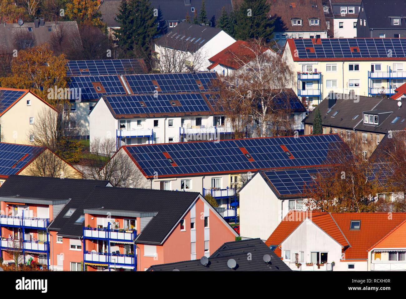 Mehrfamilienhäusern, Photovoltaikanlagen, Solaranlagen auf vielen Dächern der Wohngegend, Bottrop, Nordrhein-Westfalen Stockfoto