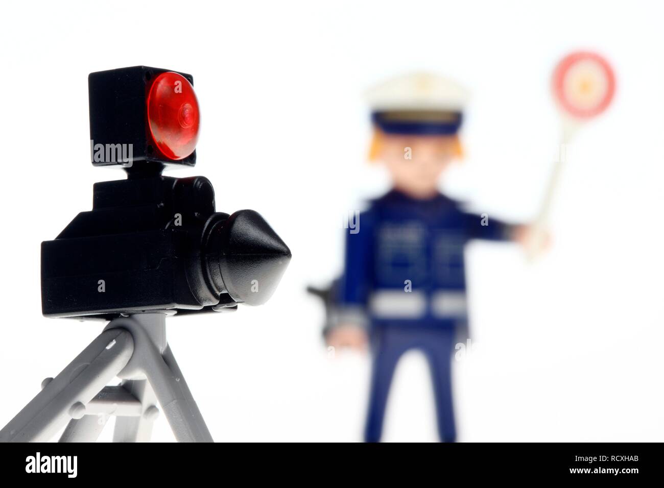 Playmobil Figur, ein Polizist trägt eine blaue Uniform, STOP-Schild und eine Polizei radar Gerät die Geschwindigkeit der Fahrzeuge zu messen. Stockfoto