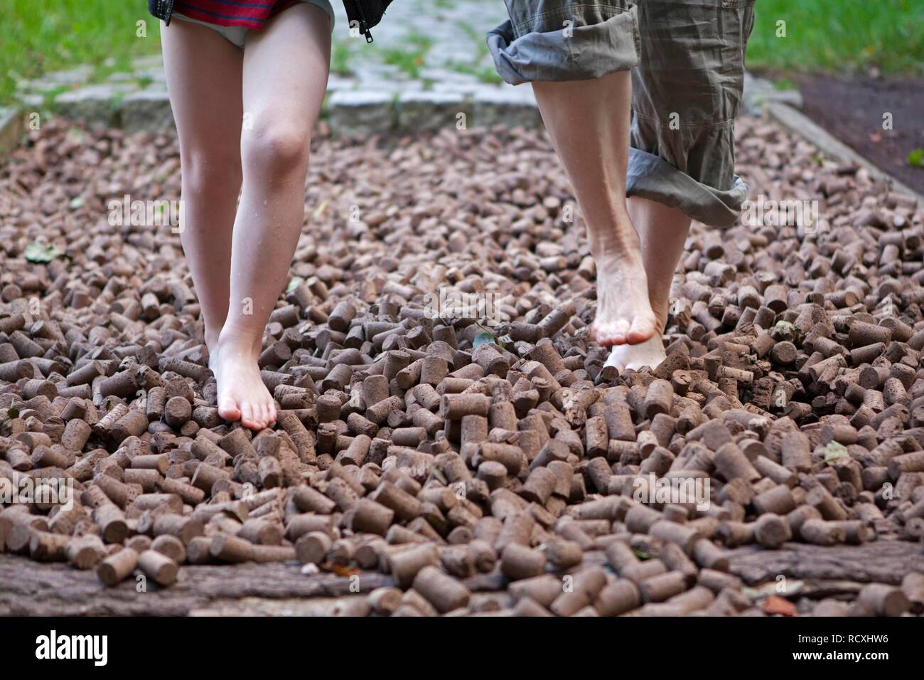 Kinder auf Barfußpfad, Barfusspark Egestorf, Barfuß-Park, Detail von