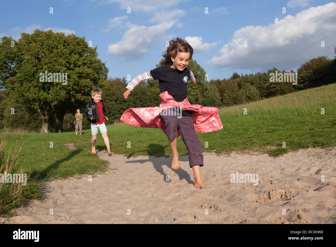 Kinder auf Barfußpfad, Barfusspark Egestorf, Barfuß-Park, Detail von
