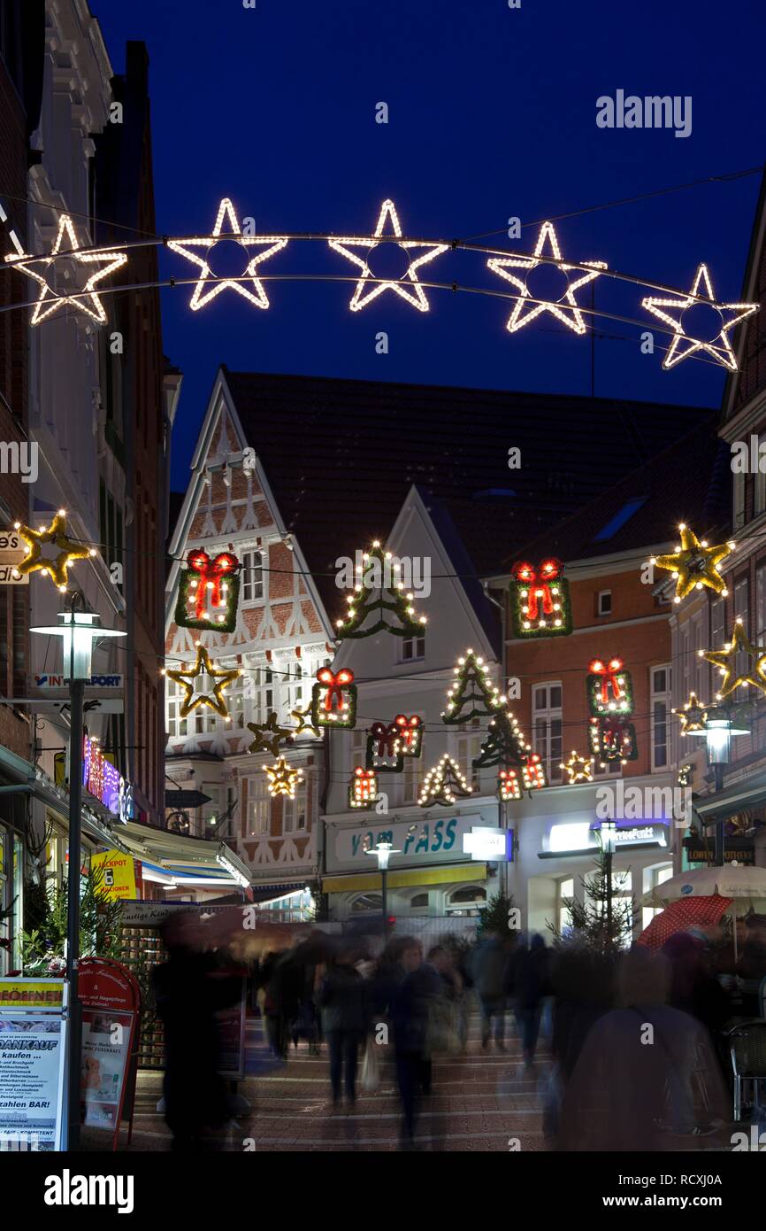 Festlich Straße mit Weihnachtsbeleuchtung, Stade, Niedersachsen eingerichtet Stockfoto