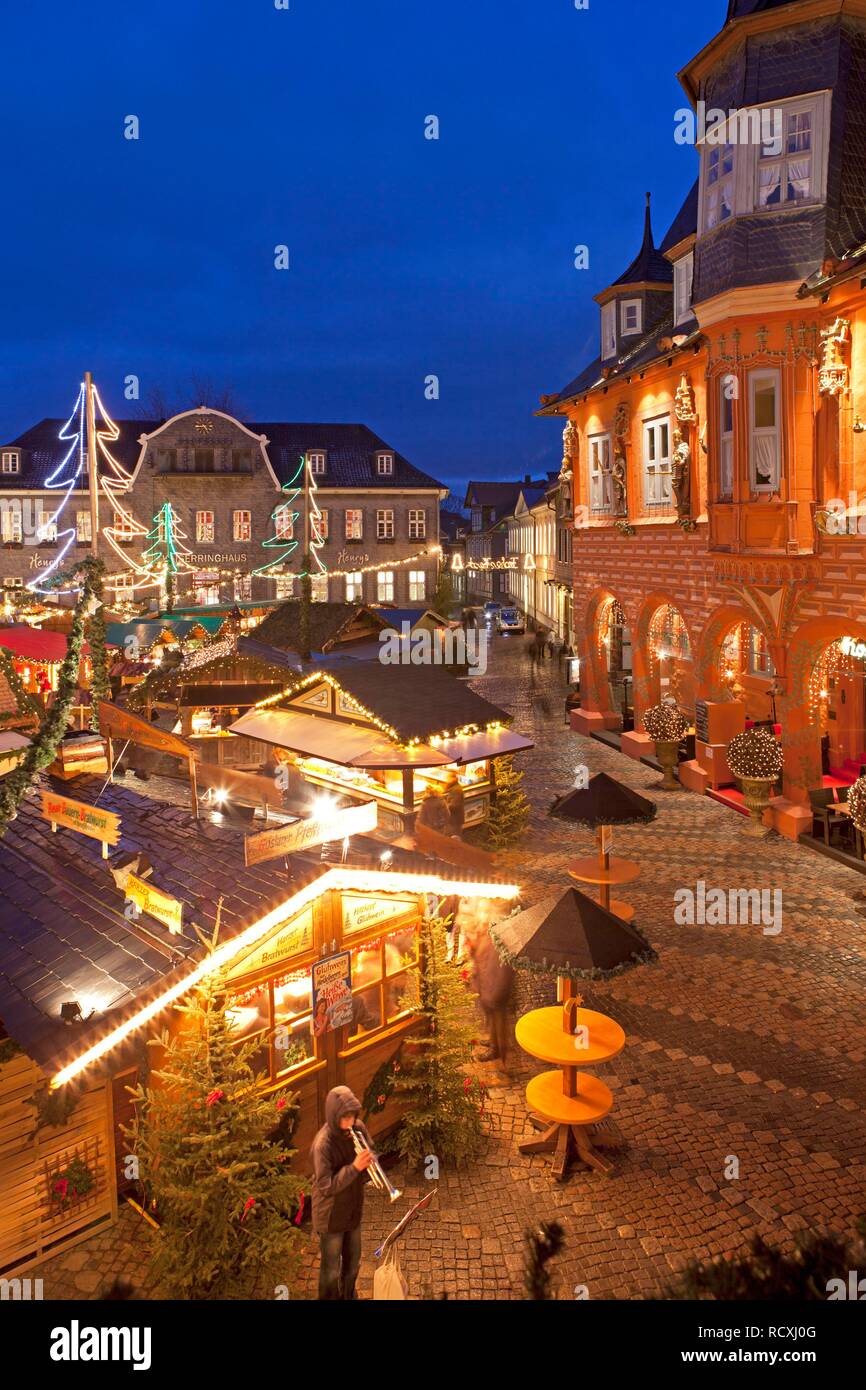 Weihnachtsmarkt vor dem Rathaus, Goslar, Niedersachsen Stockfoto