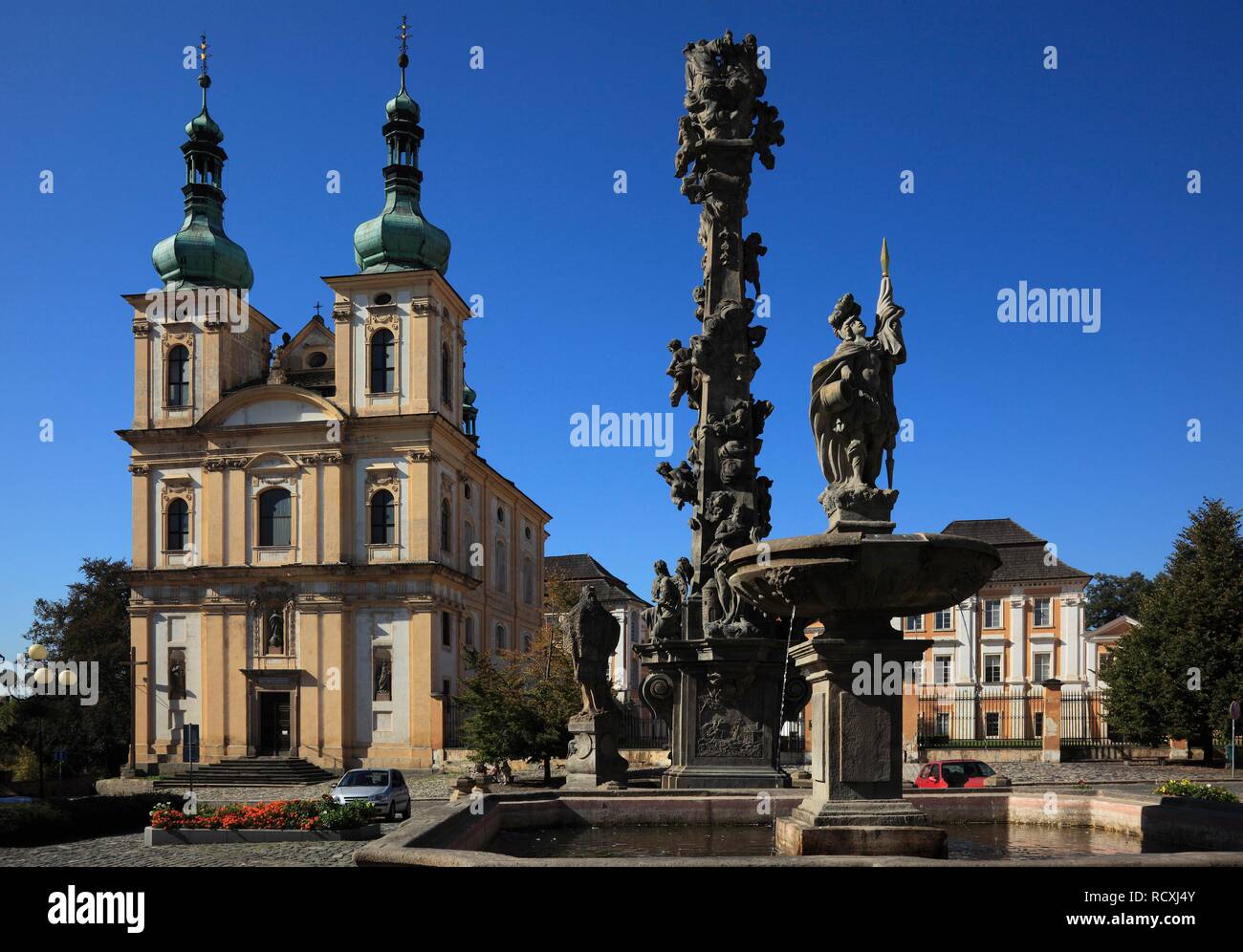 Stadt Kirche und Pestsäule von Duchcov, Nordböhmen, Böhmen, Tschechische Republik, Europa Stockfoto