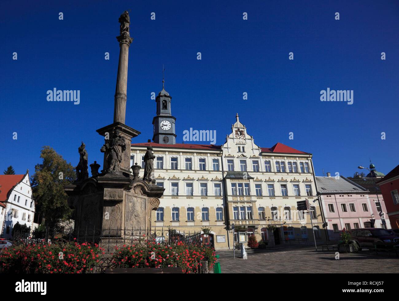 Pestsäule und Marktplatz von Benešov nad Plousnicí, Nordböhmen, Böhmen, Tschechische Republik, Europa Stockfoto