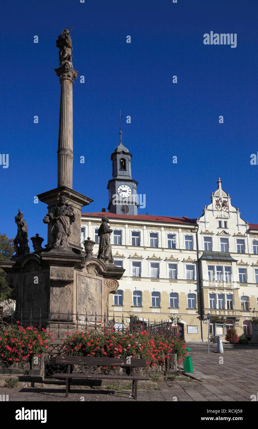 Pestsäule und Marktplatz von Benešov nad Plousnicí, Nordböhmen, Böhmen, Tschechische Republik, Europa Stockfoto