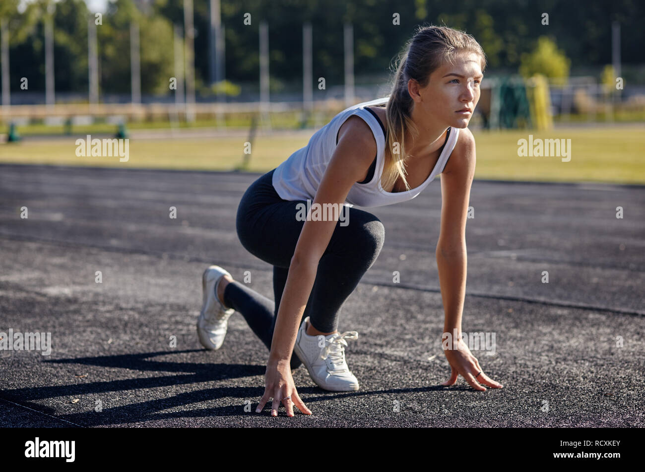 Eine junge Frau runner erhalten für einen Lauf am Anschluss bereit Stockfoto