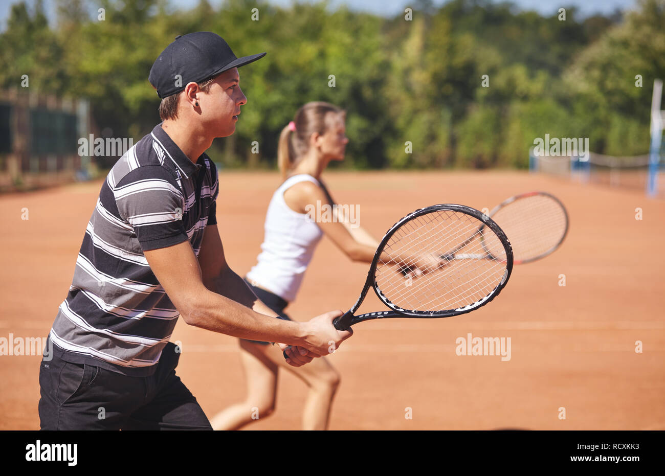 Tennis Spieler auf Gericht. Spielen im Tennis Stockfoto