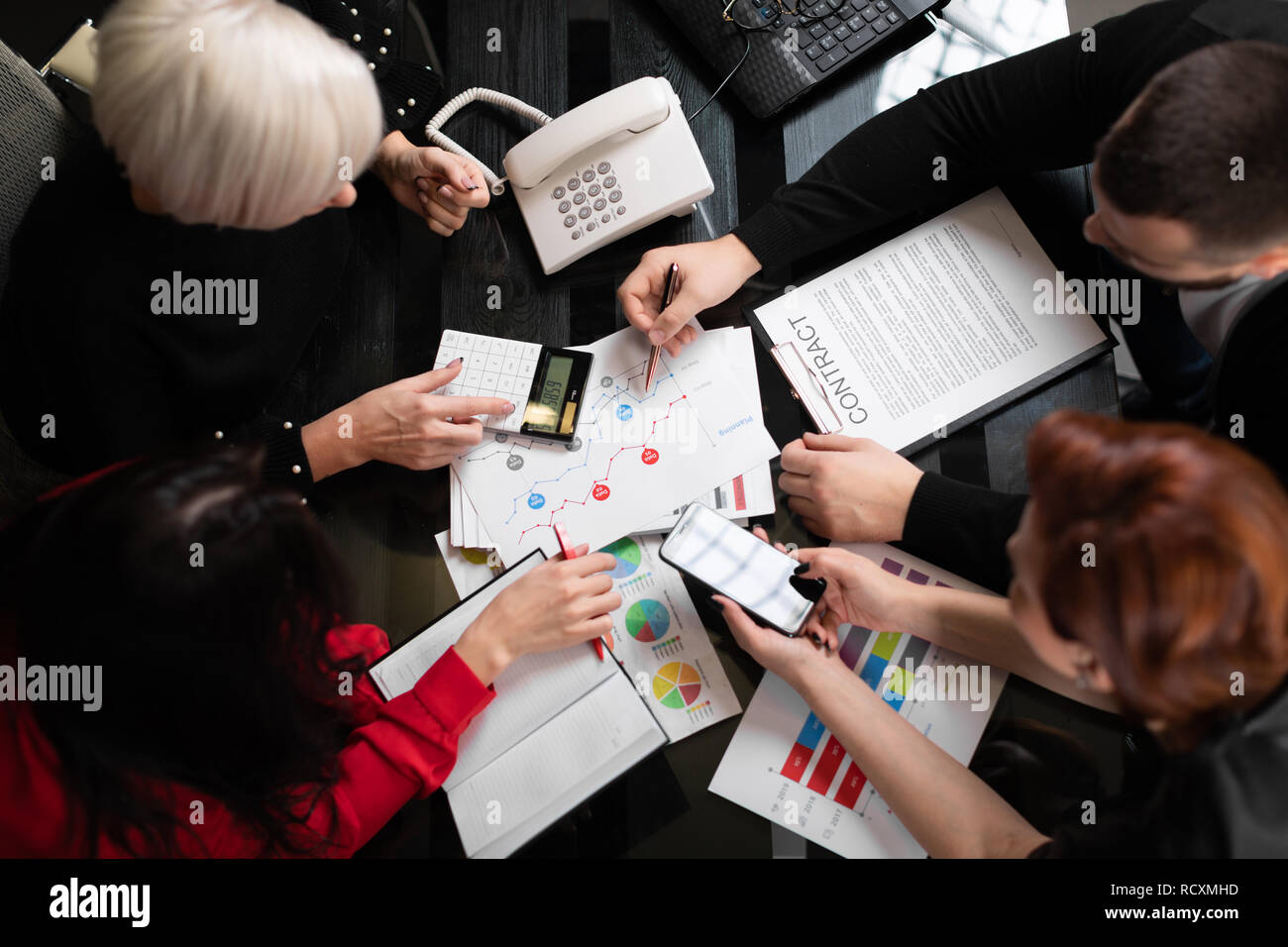 Schreibtisch mit Dokumenten und Taschenrechner Top View Stockfoto