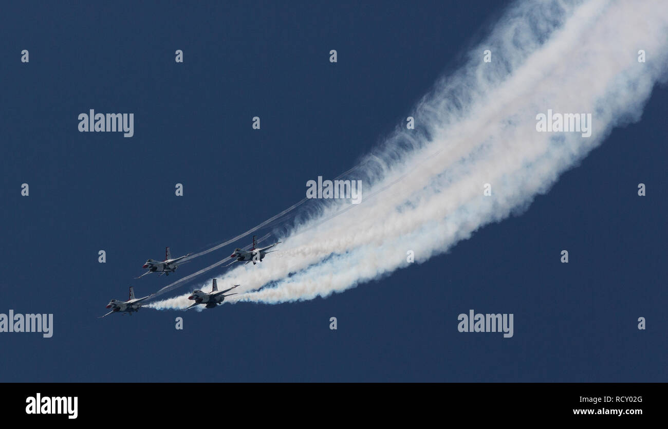 Thunderbirds die US Luft Kraft Leistung Bildung Team unter der General Dynamics F-16 Fighting Falcon in Selfridge air show ANG Stockfoto