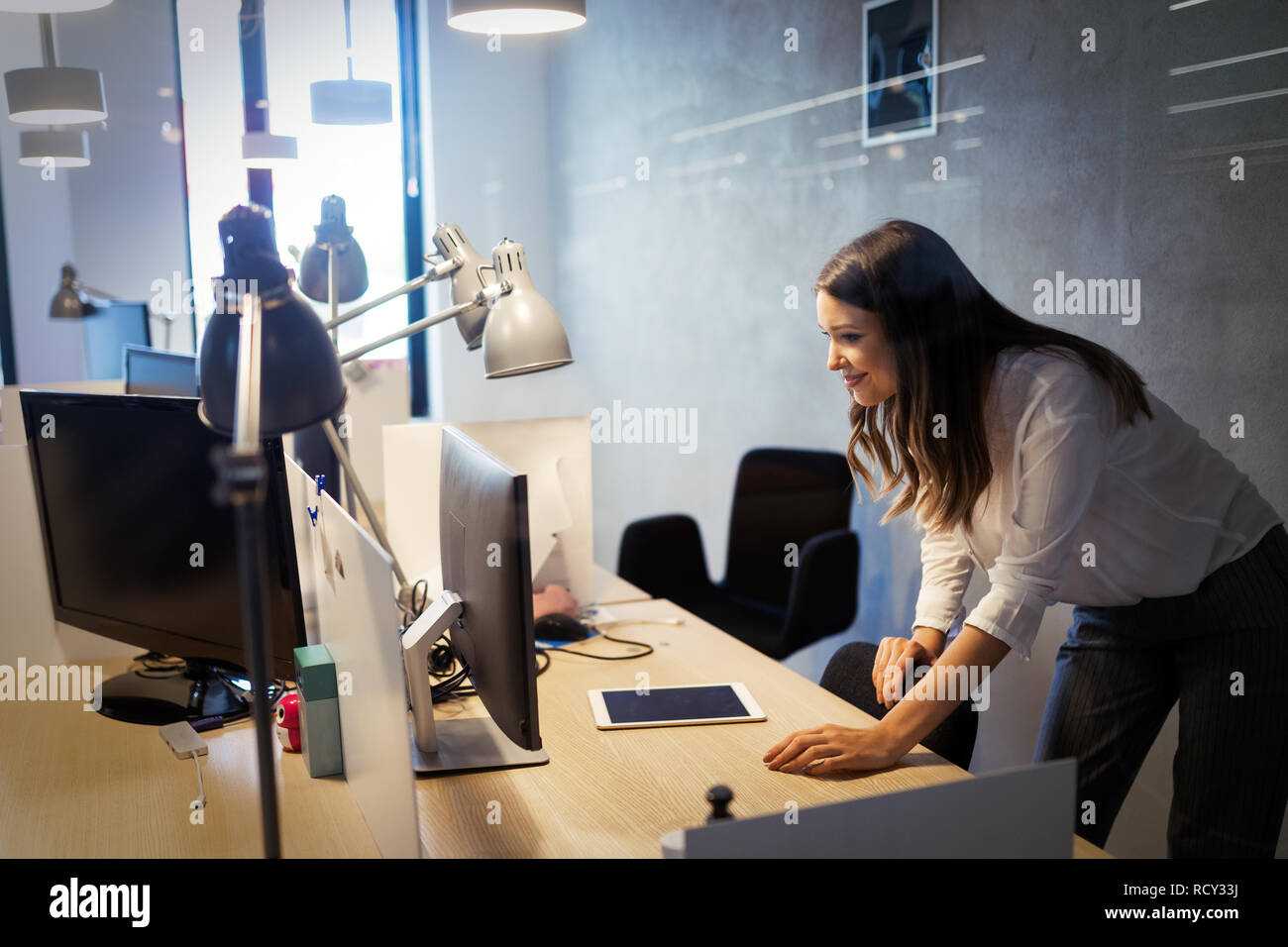 Porträt der jungen frustrierte Geschäftsfrau im Büro überarbeitet Stockfoto