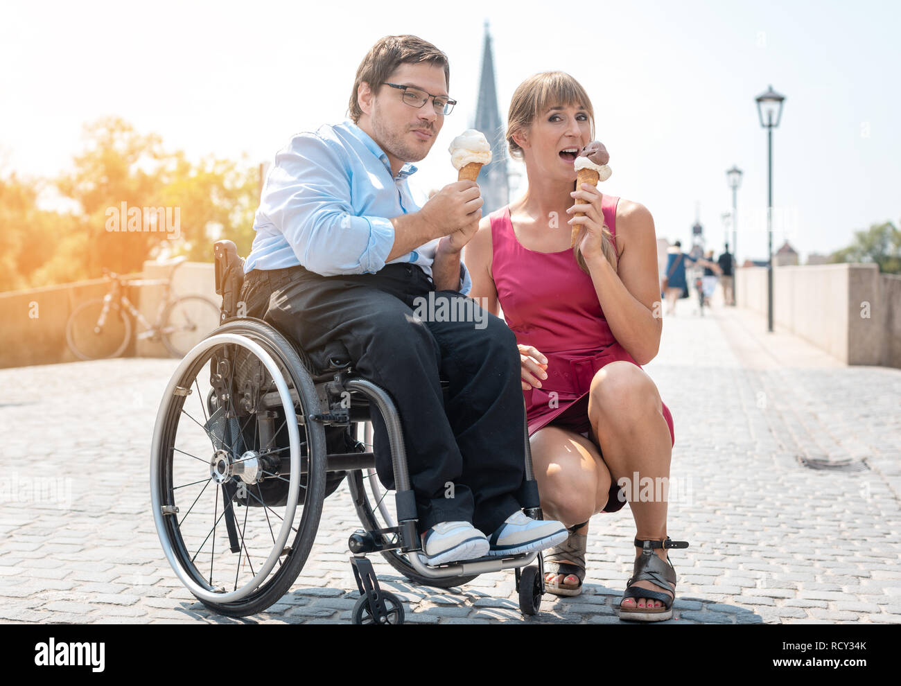 Behinderte Menschen und seinem Freund in Eis der Stadt Stockfoto