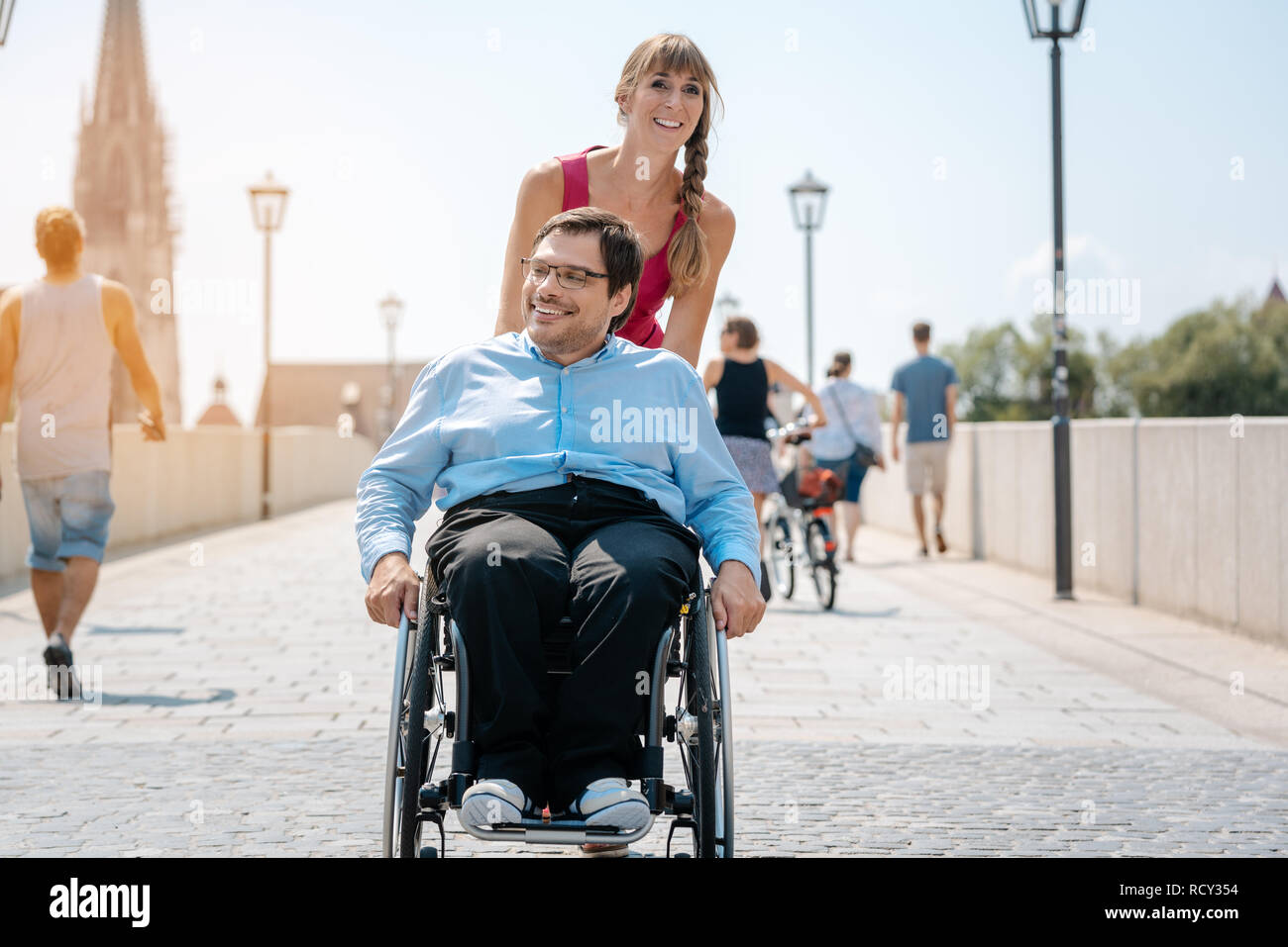 Frau und ihr Freund im Rollstuhl mit Spaziergang durch die t Stockfoto