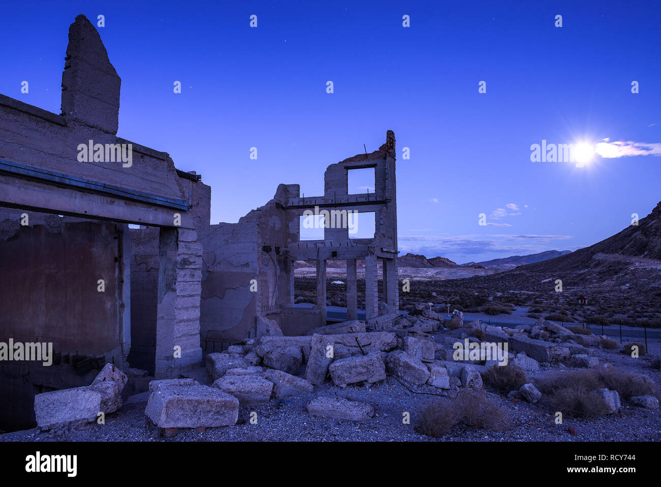 Verlassene Gebäude in Rhyolith, Nevada bei Nacht mit Vollmond Stockfoto
