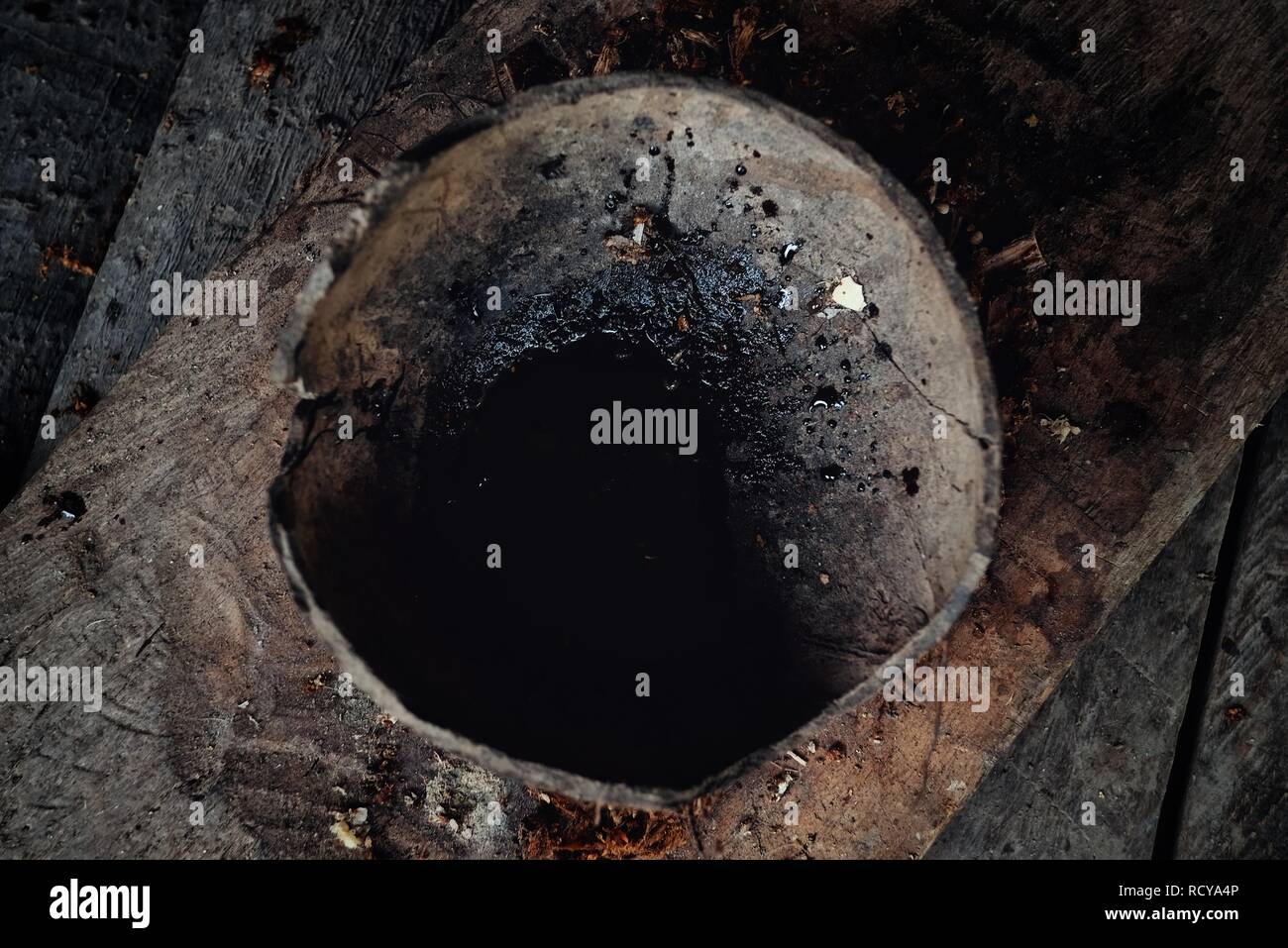 Muara Siberut, Mentawai Inseln/Indonesien - 15.August 2017: jungle Gift für die Jagd in einer Kokosnuss Schale Stockfoto