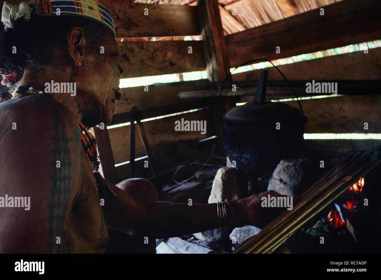 Muara Siberut, Mentawai Inseln/Indonesien - 15.August 2017: Stammesältesten Toikot trocknen vergiftete Pfeile über dem Feuer an seinem Regenwald home Stockfoto