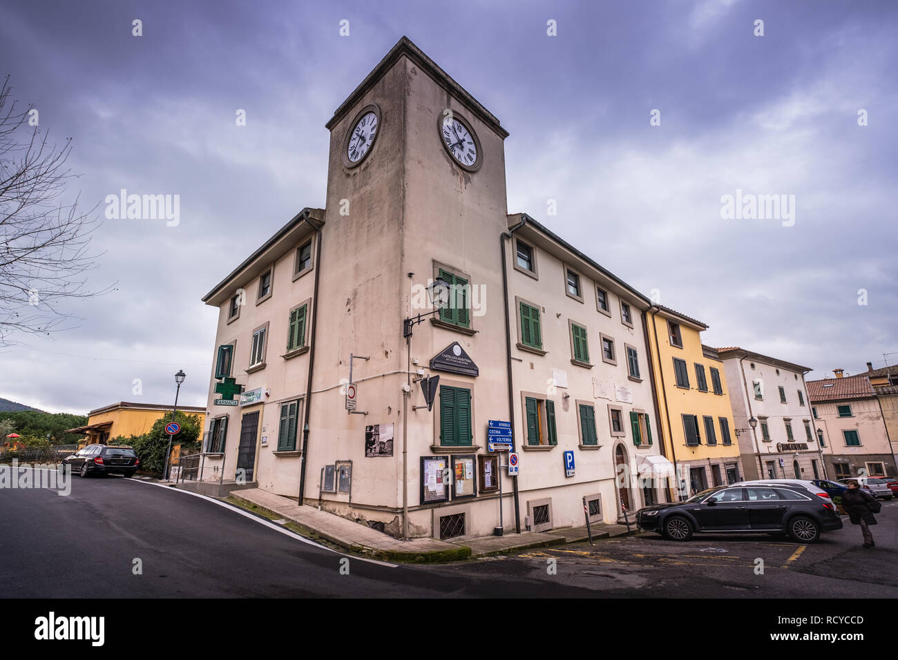 Fulvio Giaconi Platz mit dem Uhrenturm in Castellina Marittima, Provinz Pisa, Toskana Stockfoto