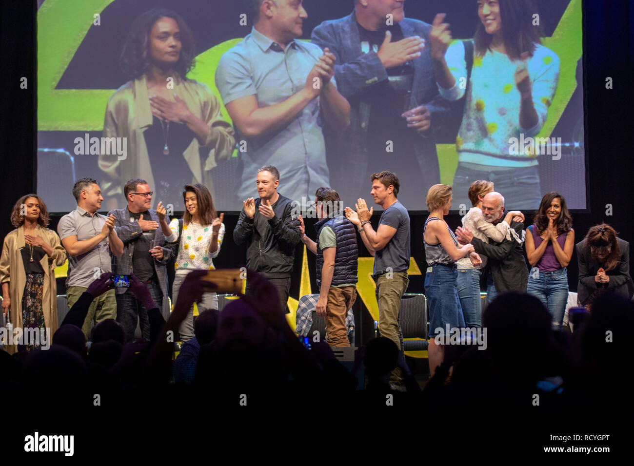 BONN, Deutschland - 19. MAI 2018: Kandyse McClure, Aaron Douglas, Grace Park, Tahmoh Penikett, James Callis, Tricia Helfer, Michael Trucco, Katee Sackhoff, Michael Hogan, Rekha Sharma, Mary McDonnell und Edward James Olmos, Battlestar Galactica Reunion, auf der Fedcon 27. Stockfoto