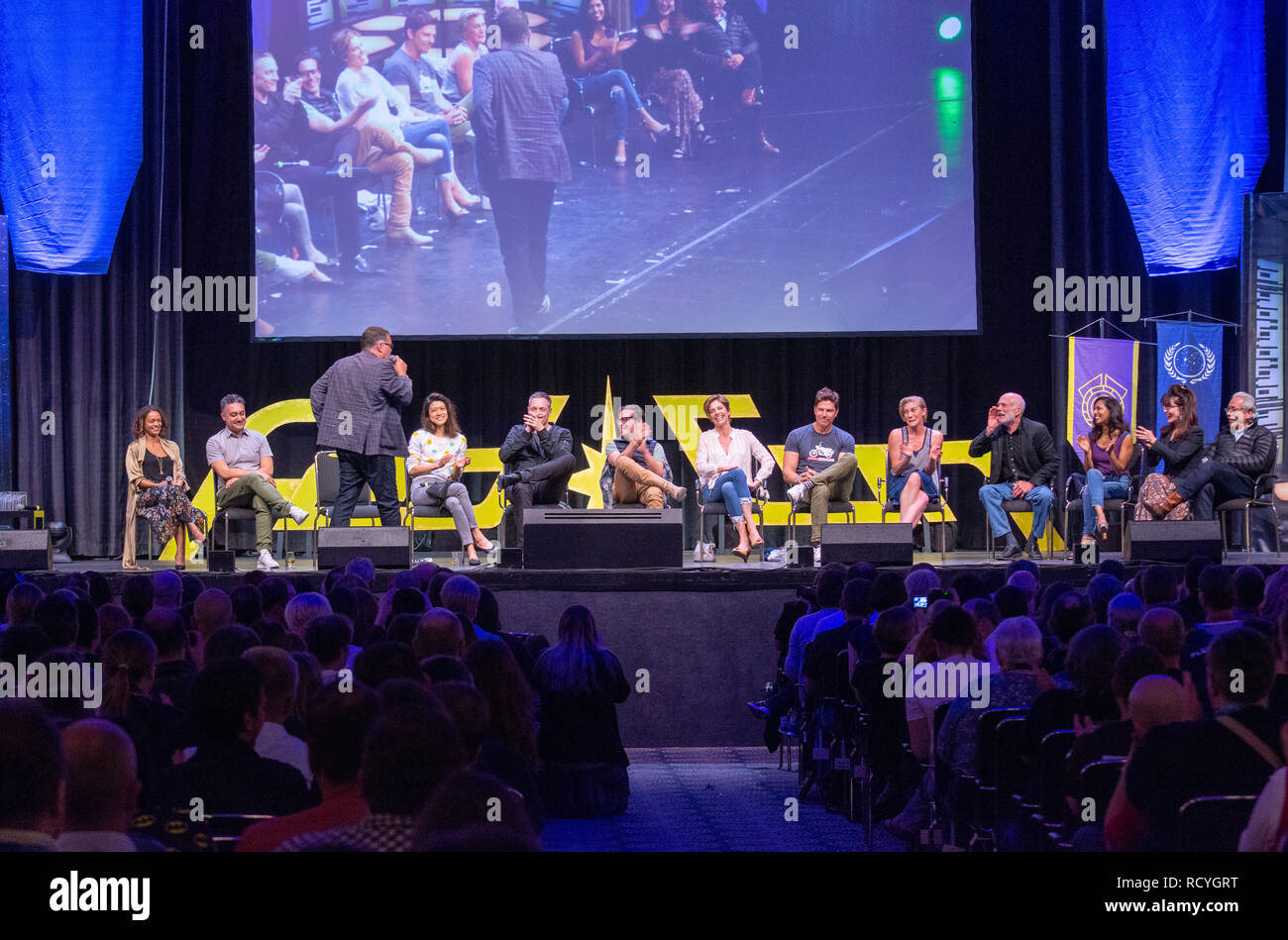 BONN, Deutschland - 19. MAI 2018: Kandyse McClure, Aaron Douglas, Grace Park, Tahmoh Penikett, James Callis, Tricia Helfer, Michael Trucco, Katee Sackhoff, Michael Hogan, Rekha Sharma, Mary McDonnell und Edward James Olmos, Battlestar Galactica Reunion, auf der Fedcon 27. Stockfoto