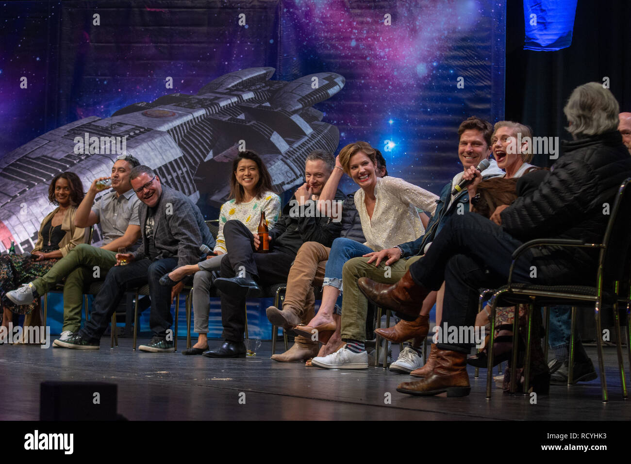 BONN, Deutschland - 19. MAI 2018: Kandyse McClure, Aaron Douglas, Grace Park, Tahmoh Penikett, James Callis, Tricia Helfer, Michael Trucco, Katee Sackhoff, Michael Hogan, Rekha Sharma, Mary McDonnell und Edward James Olmos, Battlestar Galactica Reunion, auf der Fedcon 27. Stockfoto