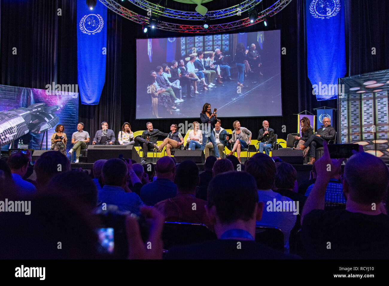 BONN, Deutschland - 19. MAI 2018: Kandyse McClure, Alessandro Juliani, Aaron Douglas, Grace Park, Tahmoh Penikett, James Callis, Tricia Helfer, Michael Trucco, Katee Sackhoff, Michael Hogan, Rekha Sharma, Mary McDonnell und Edward James Olmos auf der Fedcon 27. Stockfoto